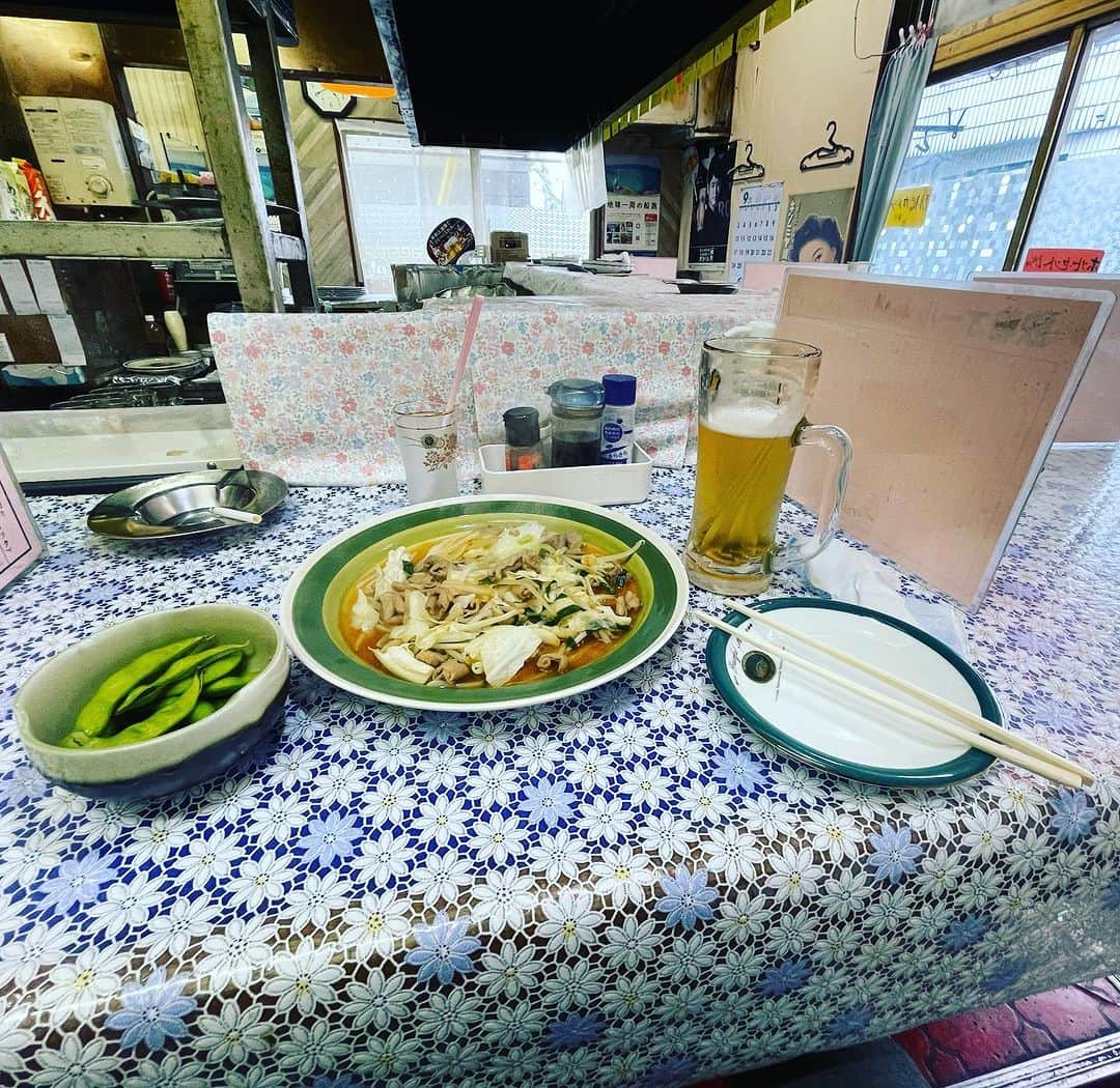 のインスタグラム：「客が来ても見向きもしなく注文しても返事すらせず，ラジオから流れてくる歌謡曲をひたすら口づさんでいる店主。  しかし飲み物，食べ物が激安な上，ボリューム満点で味も中々。  只今，札幌オリンピックの歌を熱唱している🎵  何故か居心地が良い♪(´ε｀ )  会計を終えると愛想の良い受け応え。  食い逃げと思われて不審がってたんかな…」