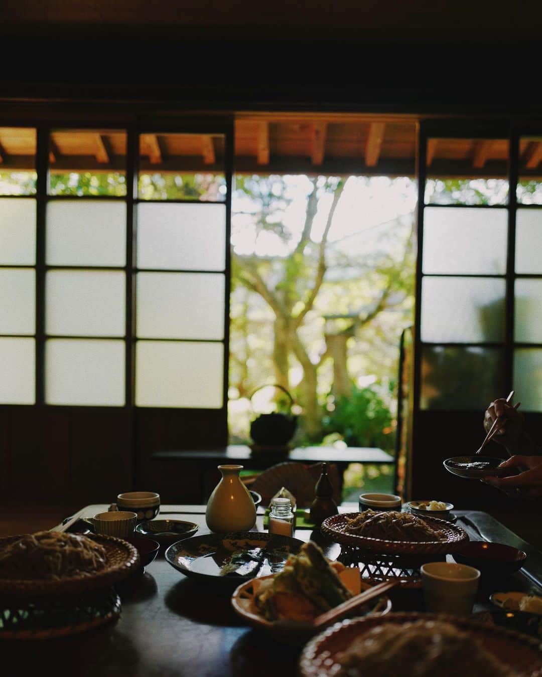 のインスタグラム：「大好きなお蕎麦屋さん 友達が長野に遊びにきてくれた時はここにご案内する 洗練された田舎そば🥢ふじもり  名前が可愛い、アルプスグリーン道路から アルプスサラダ街道、愛ビタミンロードを通り ひらけた広大な大地を感じられる景色、 行くまでの道のりも含めて好き。  #hello_alps」