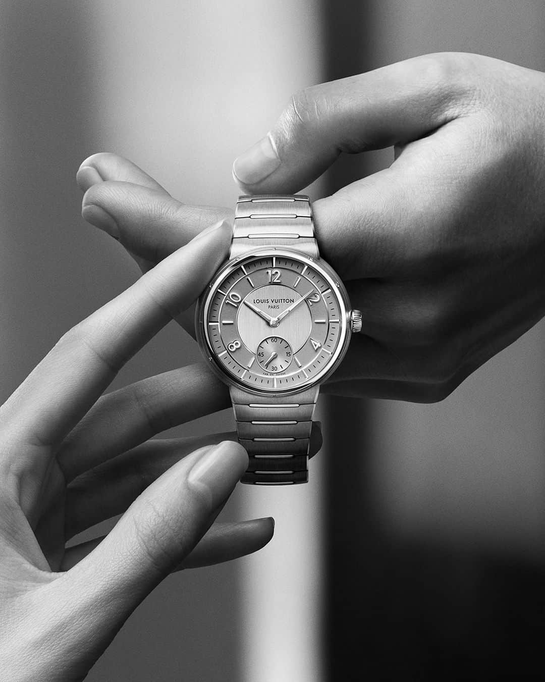 ルイ・ヴィトンさんのインスタグラム写真 - (ルイ・ヴィトンInstagram)「The new Tambour watch. Defined by its elevated contemporary flair, the newly interpreted Tambour reveals a sleek unisex shape and Louis Vuitton's first integrated bracelet, blending seamlessly into the watch's slim case. Discover the reinvented icon via link in bio.  #LVTambour #LVWatches #LouisVuitton #LaFabriqueDuTemps」9月3日 16時56分 - louisvuitton