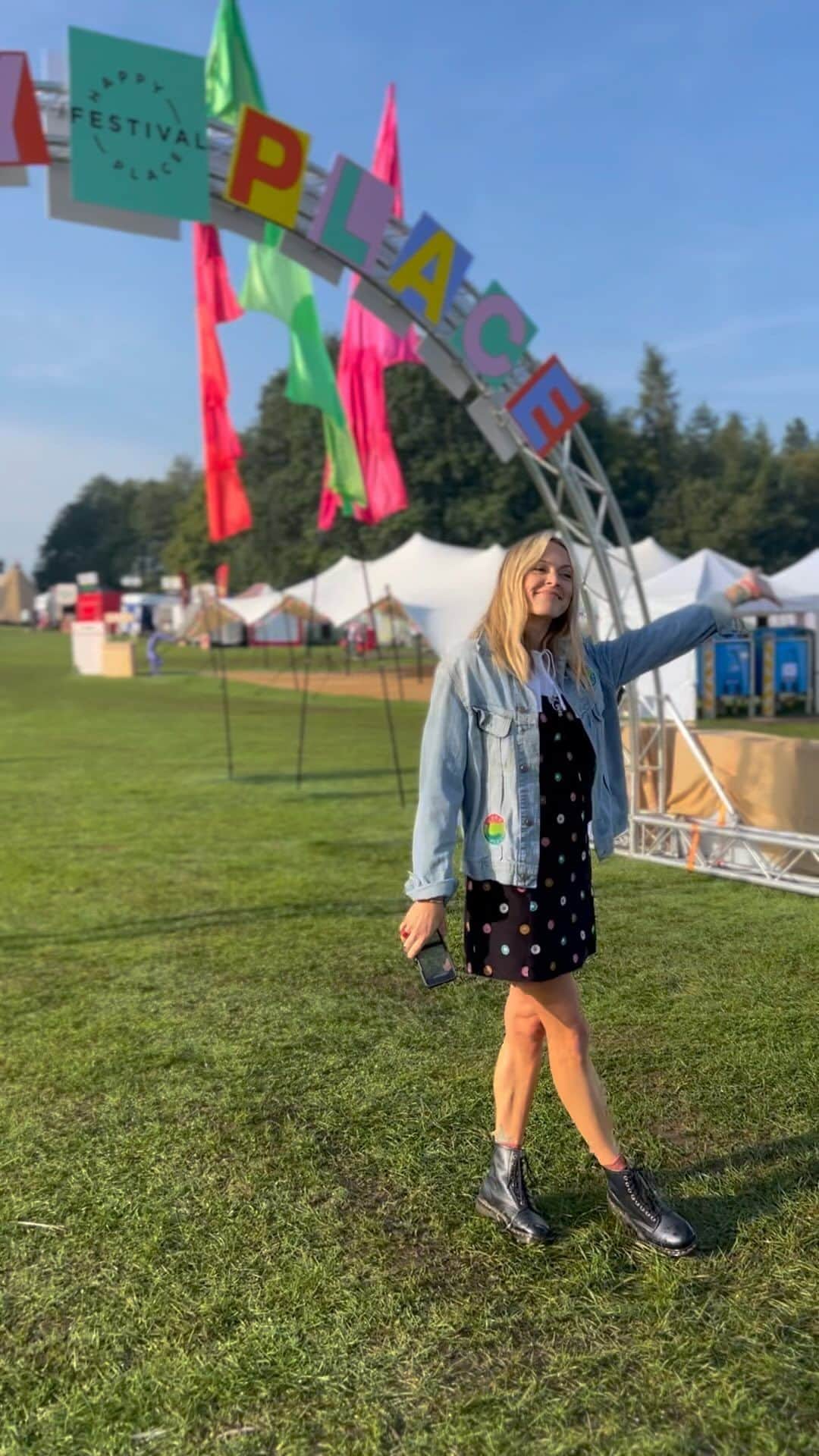 ファーン・コットンのインスタグラム：「Day Two Tatton Park, let’s do this ✌️ #happyplacefestival」