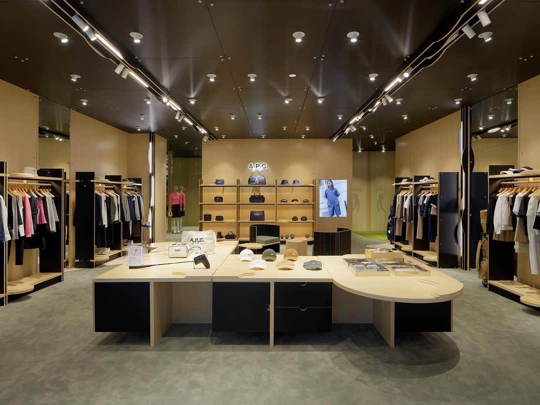 アーペーセーのインスタグラム：「Introducing our new A.P.C. GOLF store in Korea. Come and say hi! ⛳  A.P.C. GOLF THE HYUNDAI SEOUL 4F, The Hyundai Seoul 108, Yeoui-daero, Yeongdeungpo-gu, Seoul, South Korea  #APCParis #APCGolf」
