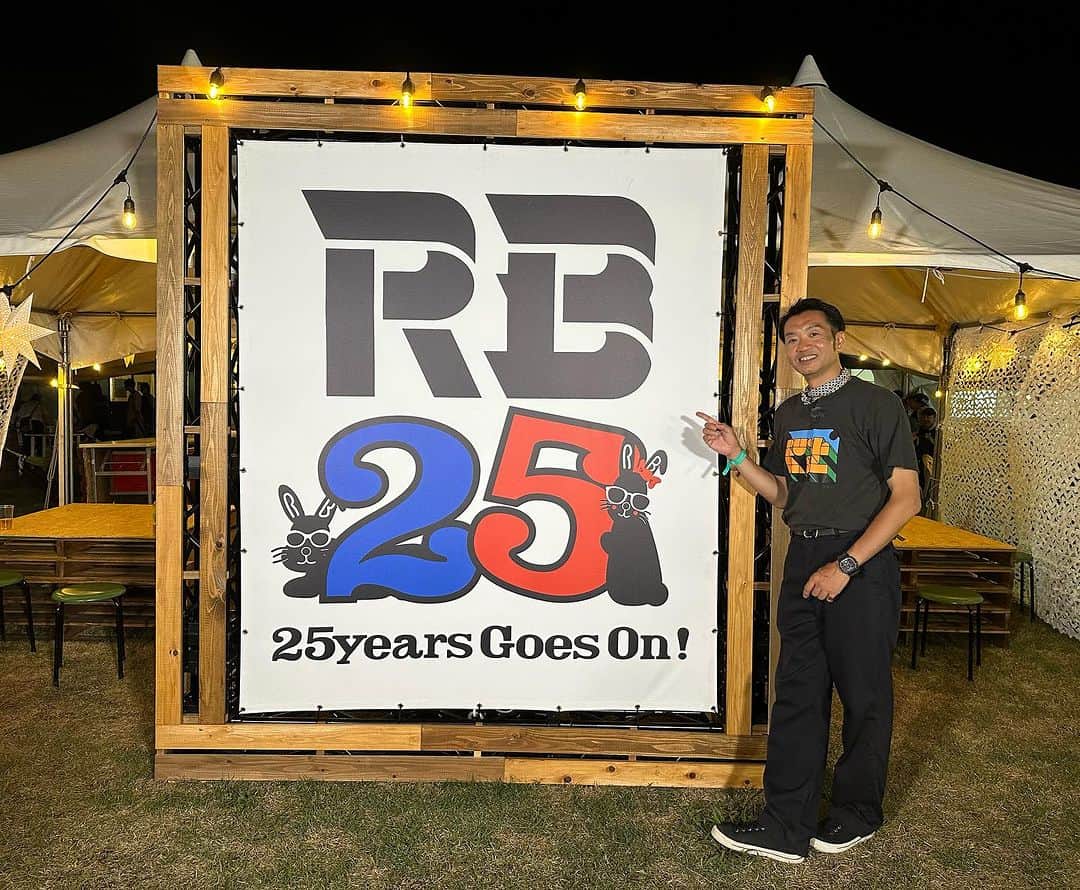 大抜卓人さんのインスタグラム写真 - (大抜卓人Instagram)「#rushball2023  #備忘録   #thebackhorn オーディエンスと共鳴するようなステージが繰り広げられた！「コバルトブルー」で戦うように向き合えば「JOY」で会場をひとつに！25年の軌跡と今を集約した特別なセットリストで強靭な幕開けをかざった！  #gogovanillas 太陽の元気な時間に踊って歌ってジャンプして！彼等の音楽と戯れるように笑顔が咲く時間に！#ラシュボ 10年連続出演とコロナ禍でも続けてきたライブの経験値でどんなオーディエンスも夢中にさせる頼もしさも！#rushball の海賊王になる日も近い！  #rottengraffty 「なによりお客さんがエグい」とメンバーもオーディエンスに火をつけるマッドなサウンドで泉大津に瞬間最高風速を叩き出した！それにしてもあのタフな状況でもみんなすごい笑顔で #ラシュボ の熱狂が戻ってきた！  #LOWIQ01 & #THERHYTHEMMAKERSPLUS これぞ　#ラシュボ 25年の歴史が集約された汗と笑顔の自由にあふれたステージ！懐かしのアンセムに心躍りあの頃の感情が蘇る！僕にとっても #rushball 原体験な時間に！  #wanima 「ともに」の大合唱はここ数年の僕達の気持ちが溢れ出た強く美しい響きだった。あれほど沢山のオーディエンスを魅了しながら3人との距離感がとても近く。友達と思いっきり弾けた感覚に。後半に向かってさらにスパークするセトリに昇天気味にクロージング！  #asiankunfugeneration バンドが紡ぐメロディーとメッセージに心が掴まれ強烈な余韻が。どの曲もイントロの1フレーズから歓声が巻き起こるアンサンブルの美学を改めてクローズアップなセトリに。陽が沈むまえの美しさと相待ってドラマの一場面のようだった。  #brahman 戦うようにオーディエンスと向き合うライブが帰ってきた！壮絶な格闘技のような流れから夕暮れ時の「今夜」へ！強さと優しさに溢れた彼等のステージ。この瞬間を全力で生きる漢達の心が詰まっていた。そして沢山の気付きも。圧巻！！  #10feet SEとタオルを掲げる光景は大作戦を彷彿させるも #ラシュボ の彼等はとても自由で真面目にふざけながらオーディエンスと友達同士のように向き合って音楽を届けてくれる。時間が足りずに超高速のgoes onも特別な締めくくりに！  #dragonash 25周年の #RUSHBALL のクロージングに相応しいロックバンドの覚悟と決意にあふれたステージング！ゲスト参加のフィーチャリングナンバーを織り交ぜアンセミックな数々を披！#ラシュボ への感謝と軌跡が詰まった彼等しかできない大団円！ロックバンドは最強だ！！  #rushball」9月3日 17時06分 - takutoonuki