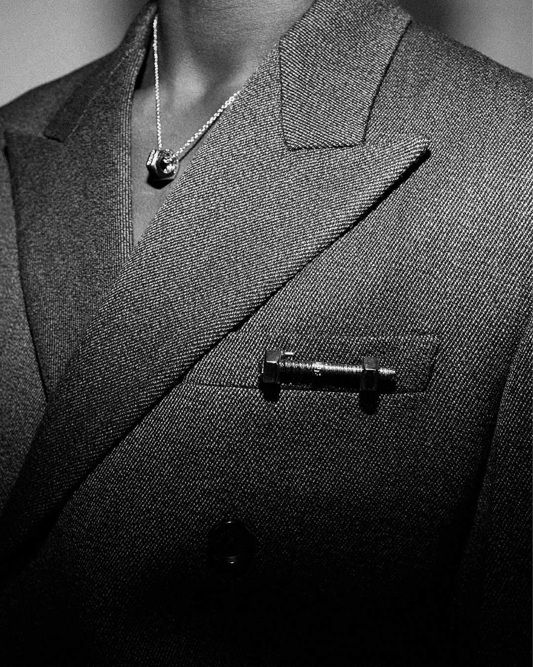 ジャンニヴェルサーチのインスタグラム：「Backstage Fall-Winter 2023  Model wears double-breasted tailored jacket  Photography by Cameron McCool  #VersaceFW23」