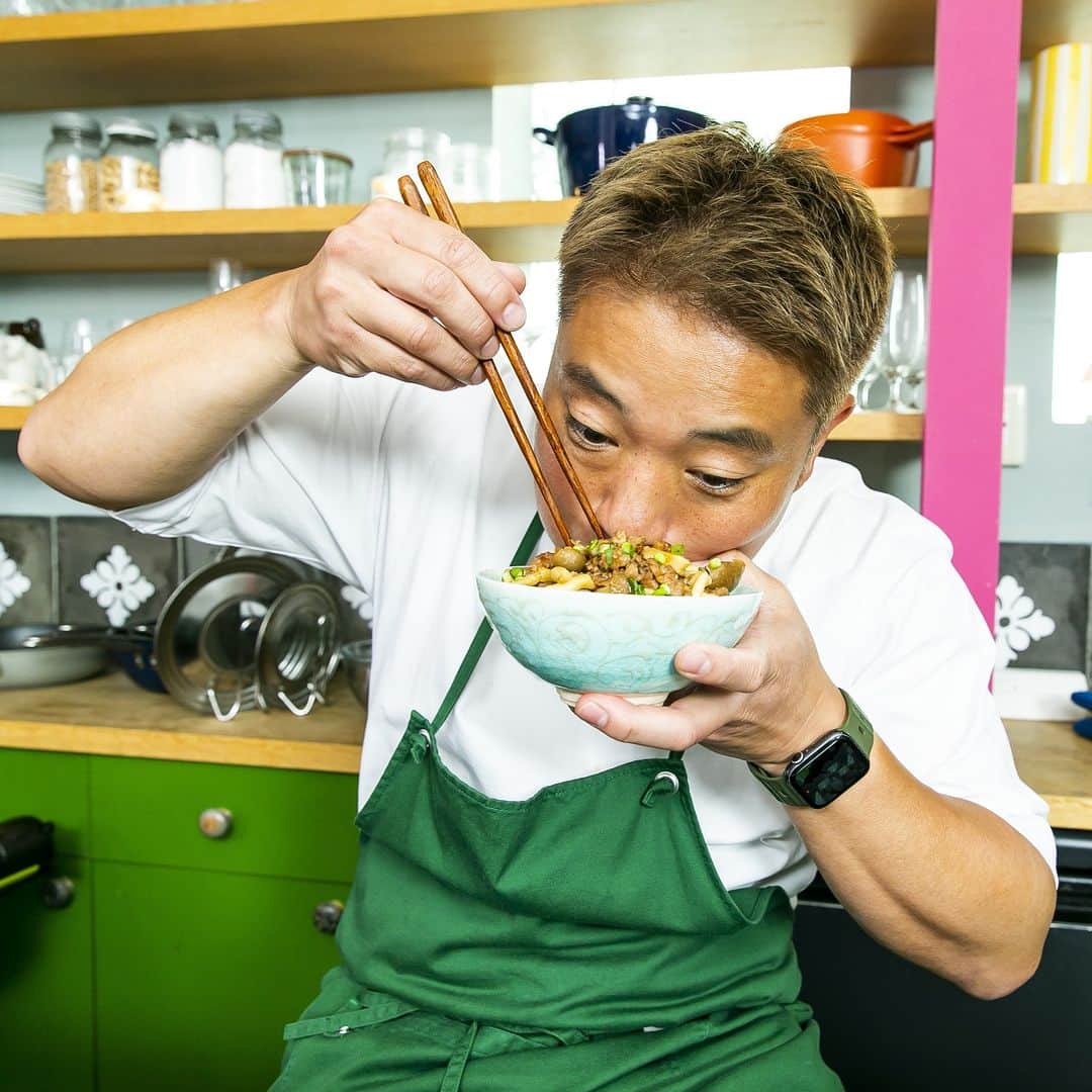 のインスタグラム：「【 YouTube撮影オフショット】今回ご紹介した「しめじとひき肉ののっけごはん」。 食感をかき立てる、一度食べてみたくなる1品でしたね！ 我慢できずにかきこんじゃう栗原心平です。  大満足な１品なので、ぜひ一度作ってみてください。  レシピはプロフィールのリンク＞公式サイトからご確認いただけます。  #栗原心平 #ごちそうさまチャンネル #レシピ #家で作ろう #shimpeikurihara #料理 #しめじとひき肉ののっけごはん #しめじ #のっけごはん #思わずかきこんじゃう #簡単料理」