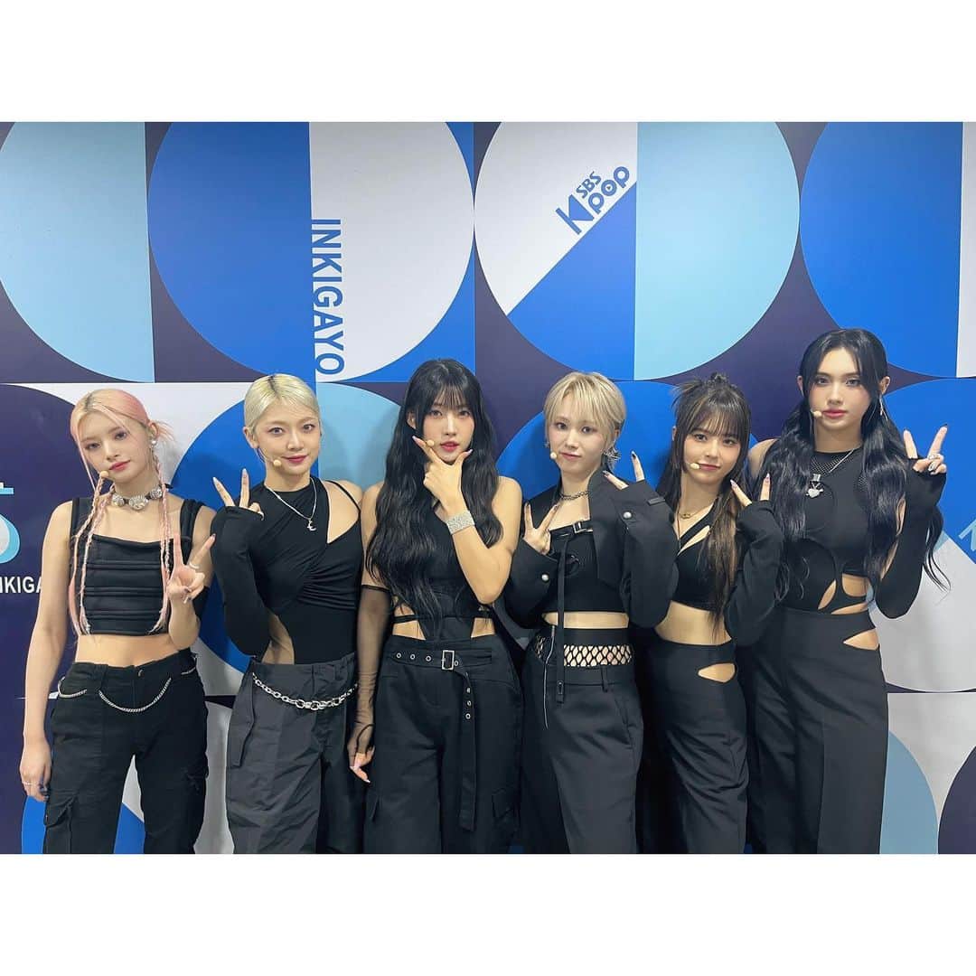 EVERGLOWのインスタグラム：「[📸EVERGLOW]  23.09.03 #인기가요  👤: 오늘 인가 무대 찢으셨던데 어떤 각오로 임하셨나요?🎤 💜: 음.. 🤔 그저 FOREVER들 생각하며 무대에 올랐더니 레전드 무대를 만들어버렸지 뭐예요😘 오늘도 고마워 FOREVER~🫶  Slay Slay We born to break the rules 🖤  #EVERGLOW #에버글로우 #ALL_MY_GIRLS #SLAY #이유 #시현 #미아 #온다 #아샤 #이런」