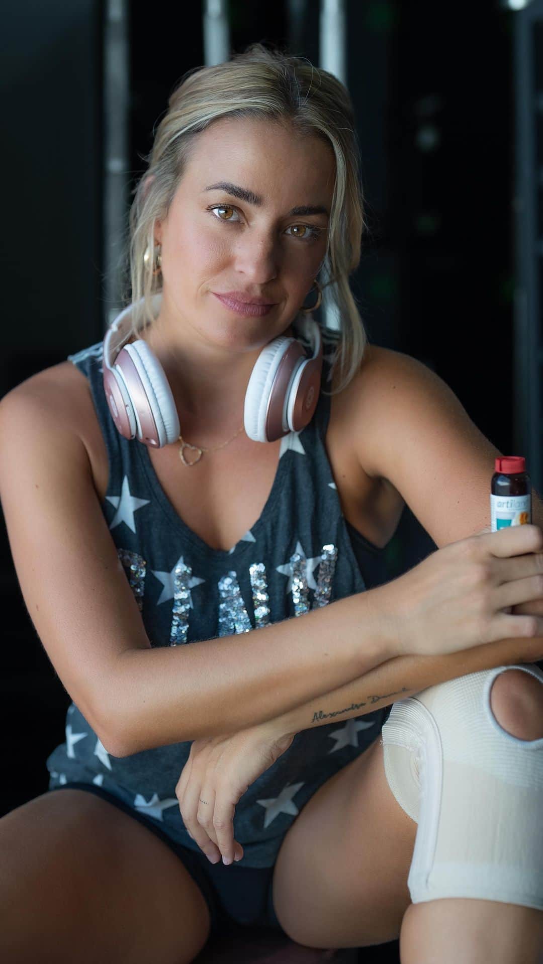 ジェマ・マリンのインスタグラム：「¿Sabes una cosa? No quiero dejar de moverme nunca, haré lo que pueda cuando pueda, crossfit, bailar, nadar, yoga...  Siempre hay opciones para sentirte fuerte y ágil, pero como sé que con el paso del tiempo mis articulaciones se van a desgastar, prefiero actuar ya. Reforzando y manteniendo mis articulaciones para prevenir posibles desgastes.  En mi caso yo tomo Artilane Classic que es un complemento alimenticio a base de colágeno, ácido hialuronico y otros nutrientes. Que contribuyen al mantenimiento de mis articulaciones en condiciones normales.  Y lo mejor, es que viene en monodosis que puedo llevar conmigo y tomarlos cuando necesite en cualquier momento del día. super práctico.  ¡Y que nunca pare el movimiento!   #salud #deporte #health #crossfit #yoga #articulaciones #desgaste #bienestar  #arama #aramanatural #aramatecuida #artilaneclassic *Ad」
