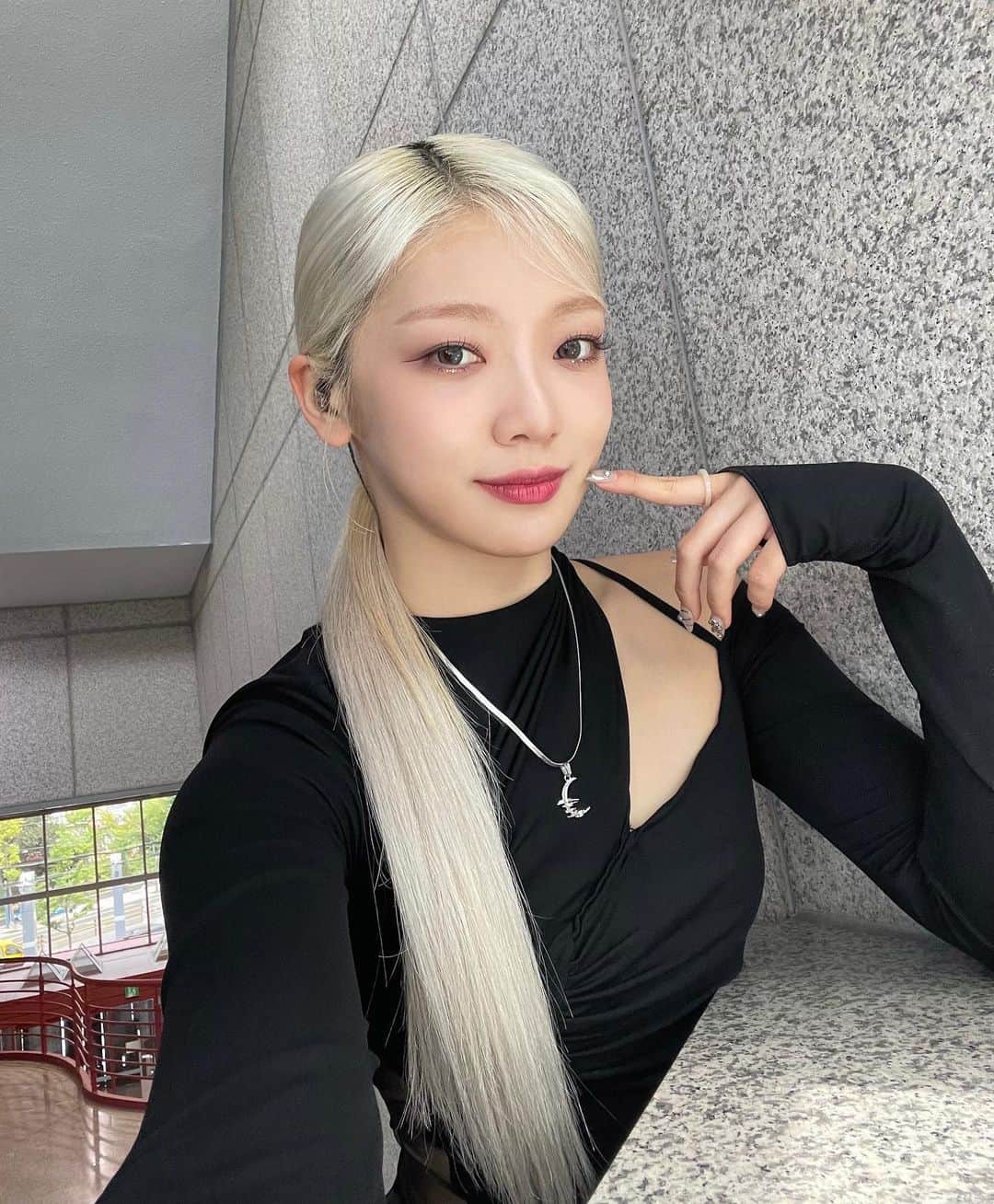 EVERGLOWのインスタグラム：「[📸Today EVERGLOW]  23.09.03 #인기가요  오늘의 에버글로우💜  #EVERGLOW #에버글로우 #ALL_MY_GIRLS #SLAY #이유 #시현 #미아 #온다 #아샤 #이런」