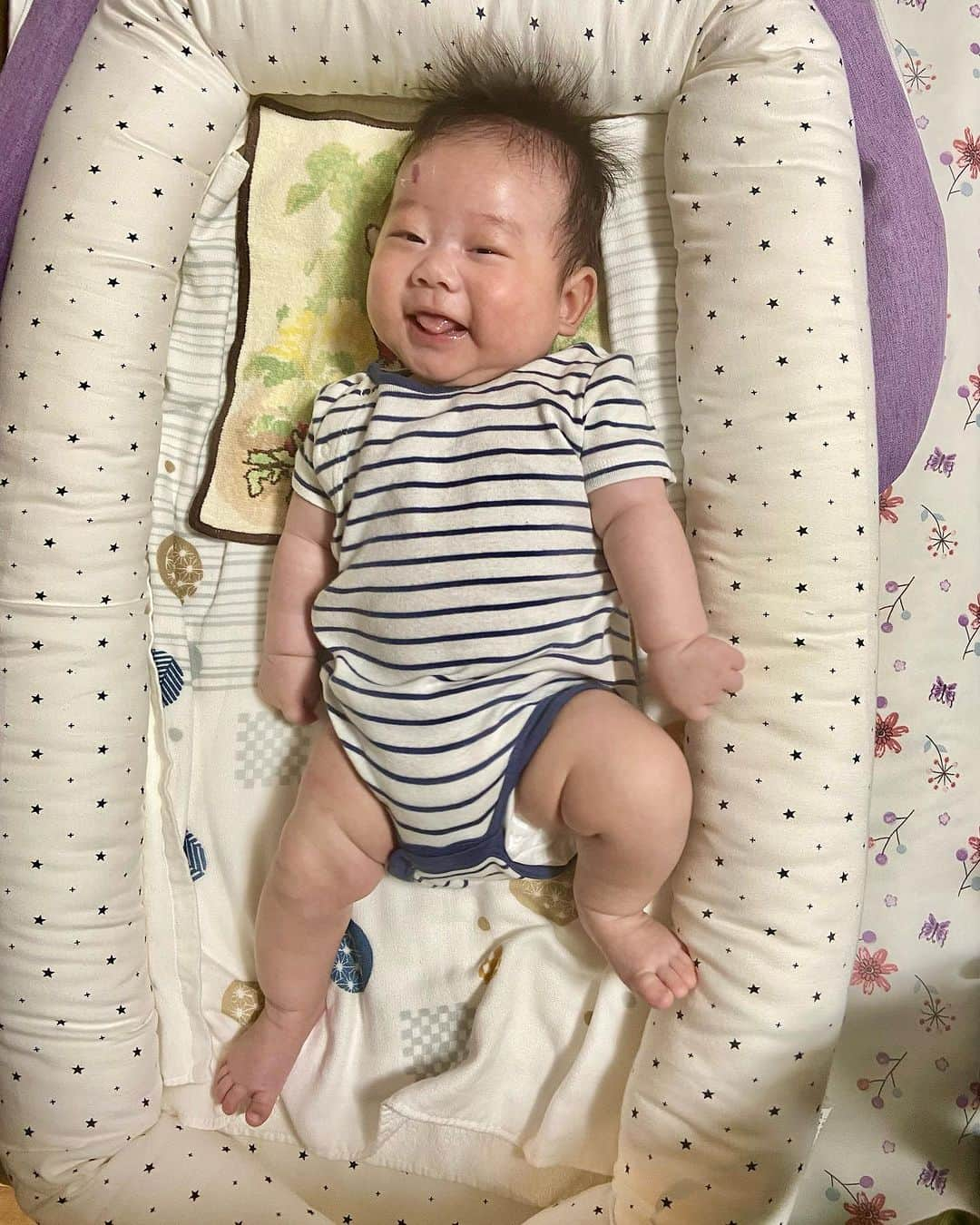 hiyoriさんのインスタグラム写真 - (hiyoriInstagram)「Zen, Happy  3 months !!! 🥳🥳🥳  5.9㌔  か弱い鶏ガラくん ↓ パツパツミルクボーイ💪👶🍼✨  1枚目　キメ顔してますが 2〜3枚目がいつもの彼🤪  甘えん坊で、にぱにぱぁ☺️って よく笑います♡  赤ちゃんをあやす道具 ちーまるには何一つ無効だったのに ゼンには有効です😳✨  バウンサー、メリー、 捨てなくてよかった😭🙌  メリーはお譲りいただいたのもあり 自宅・実家で２台稼働中🎡🎡✨ 必需品🥹感謝🥹🙏✨  お姉ちゃんの 急な大声＆激し目のあやしに 怒ったりしてるけど  お姉ちゃんのダンスや遊びを めちゃくちゃ見てる👀✨  ふたり一緒に グズって笑ってグズって寝て…💤  ズレてくれると対応できるんだけどな〜😇  ゼンを泣かせっぱなしで 家事やら支度やらすることが多いので  ごめんごめん〜💦 と、抱きに行くと  む、む、、、 むきーーーーーーっっっ！！！！ 😡😭😫💢 (ボクはおこってるんだぞー！！)  アピがかわいい🤤♡笑  かまってミルクボーイの 成長をたのしみます🫶  とりあえず今月は病気なし！！ 元気が1番🥰  番外編⋆｡˚✩  ママはようやく体重の減少がはじまり(遅っ  南米ママのhip🍑🇧🇷 ↓ アメリカママのhip🍑🇺🇸  になったらしい(旦那談) 少しは小さくなったのか？？？🤔笑  🐱ママバレエ( @mamaballet2020 ) ⭐️KDC( @k_dance_creation ) 💎YSC( @ysc201605 )  レッスン再開します♪  子供を預けるのも 自分の体&脳みそも不安ですが 皆さんに会えるのが とても楽しみ🤍  よろしくお願いします💓💓💓  #かまってちゃんベイビー #3ヶ月ベビー #赤ちゃん #赤ちゃんのいる生活 #赤ちゃんのいる暮らし #男の子ベビー」9月3日 17時02分 - hiyori_nakamura