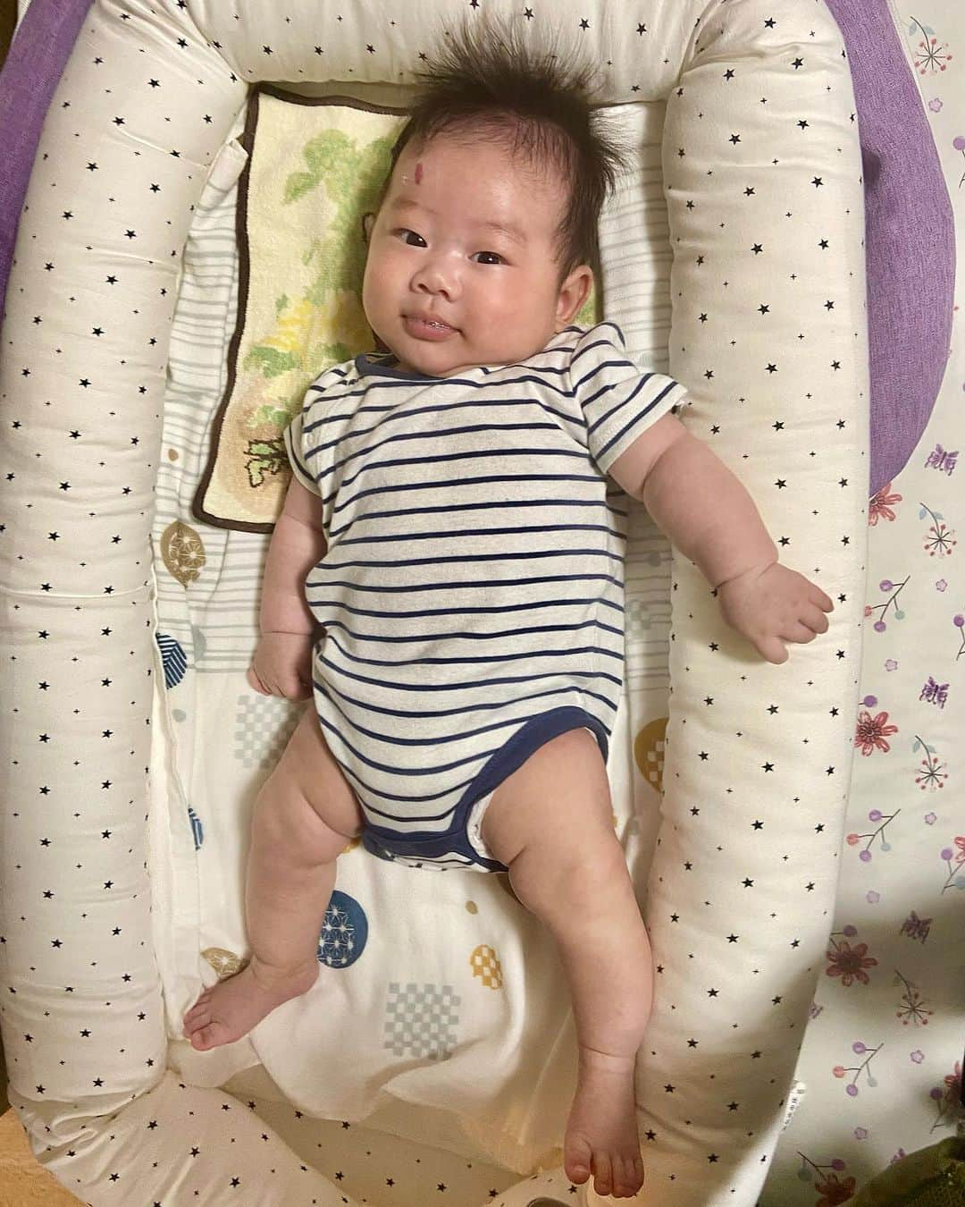 hiyoriさんのインスタグラム写真 - (hiyoriInstagram)「Zen, Happy  3 months !!! 🥳🥳🥳  5.9㌔  か弱い鶏ガラくん ↓ パツパツミルクボーイ💪👶🍼✨  1枚目　キメ顔してますが 2〜3枚目がいつもの彼🤪  甘えん坊で、にぱにぱぁ☺️って よく笑います♡  赤ちゃんをあやす道具 ちーまるには何一つ無効だったのに ゼンには有効です😳✨  バウンサー、メリー、 捨てなくてよかった😭🙌  メリーはお譲りいただいたのもあり 自宅・実家で２台稼働中🎡🎡✨ 必需品🥹感謝🥹🙏✨  お姉ちゃんの 急な大声＆激し目のあやしに 怒ったりしてるけど  お姉ちゃんのダンスや遊びを めちゃくちゃ見てる👀✨  ふたり一緒に グズって笑ってグズって寝て…💤  ズレてくれると対応できるんだけどな〜😇  ゼンを泣かせっぱなしで 家事やら支度やらすることが多いので  ごめんごめん〜💦 と、抱きに行くと  む、む、、、 むきーーーーーーっっっ！！！！ 😡😭😫💢 (ボクはおこってるんだぞー！！)  アピがかわいい🤤♡笑  かまってミルクボーイの 成長をたのしみます🫶  とりあえず今月は病気なし！！ 元気が1番🥰  番外編⋆｡˚✩  ママはようやく体重の減少がはじまり(遅っ  南米ママのhip🍑🇧🇷 ↓ アメリカママのhip🍑🇺🇸  になったらしい(旦那談) 少しは小さくなったのか？？？🤔笑  🐱ママバレエ( @mamaballet2020 ) ⭐️KDC( @k_dance_creation ) 💎YSC( @ysc201605 )  レッスン再開します♪  子供を預けるのも 自分の体&脳みそも不安ですが 皆さんに会えるのが とても楽しみ🤍  よろしくお願いします💓💓💓  #かまってちゃんベイビー #3ヶ月ベビー #赤ちゃん #赤ちゃんのいる生活 #赤ちゃんのいる暮らし #男の子ベビー」9月3日 17時02分 - hiyori_nakamura