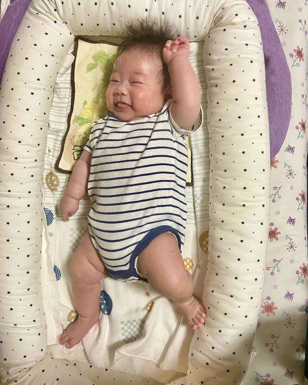 hiyoriさんのインスタグラム写真 - (hiyoriInstagram)「Zen, Happy  3 months !!! 🥳🥳🥳  5.9㌔  か弱い鶏ガラくん ↓ パツパツミルクボーイ💪👶🍼✨  1枚目　キメ顔してますが 2〜3枚目がいつもの彼🤪  甘えん坊で、にぱにぱぁ☺️って よく笑います♡  赤ちゃんをあやす道具 ちーまるには何一つ無効だったのに ゼンには有効です😳✨  バウンサー、メリー、 捨てなくてよかった😭🙌  メリーはお譲りいただいたのもあり 自宅・実家で２台稼働中🎡🎡✨ 必需品🥹感謝🥹🙏✨  お姉ちゃんの 急な大声＆激し目のあやしに 怒ったりしてるけど  お姉ちゃんのダンスや遊びを めちゃくちゃ見てる👀✨  ふたり一緒に グズって笑ってグズって寝て…💤  ズレてくれると対応できるんだけどな〜😇  ゼンを泣かせっぱなしで 家事やら支度やらすることが多いので  ごめんごめん〜💦 と、抱きに行くと  む、む、、、 むきーーーーーーっっっ！！！！ 😡😭😫💢 (ボクはおこってるんだぞー！！)  アピがかわいい🤤♡笑  かまってミルクボーイの 成長をたのしみます🫶  とりあえず今月は病気なし！！ 元気が1番🥰  番外編⋆｡˚✩  ママはようやく体重の減少がはじまり(遅っ  南米ママのhip🍑🇧🇷 ↓ アメリカママのhip🍑🇺🇸  になったらしい(旦那談) 少しは小さくなったのか？？？🤔笑  🐱ママバレエ( @mamaballet2020 ) ⭐️KDC( @k_dance_creation ) 💎YSC( @ysc201605 )  レッスン再開します♪  子供を預けるのも 自分の体&脳みそも不安ですが 皆さんに会えるのが とても楽しみ🤍  よろしくお願いします💓💓💓  #かまってちゃんベイビー #3ヶ月ベビー #赤ちゃん #赤ちゃんのいる生活 #赤ちゃんのいる暮らし #男の子ベビー」9月3日 17時02分 - hiyori_nakamura