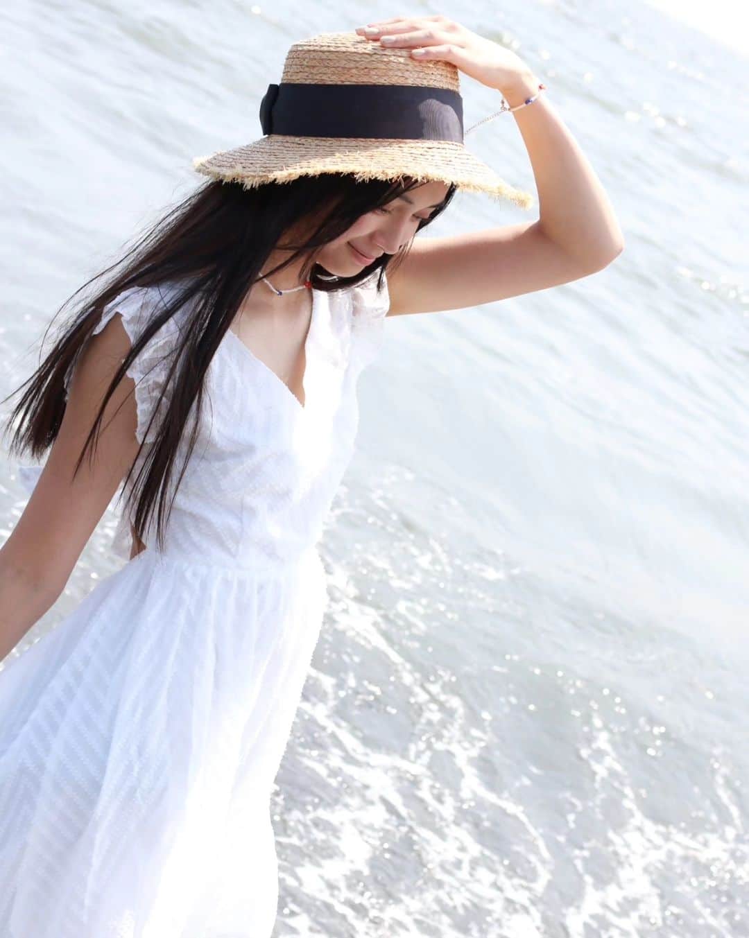 のインスタグラム：「· 夏終わっちゃう🎐 さみしい🥹  でも秋もすき^ ^  #海　#夏の思い出　#ワンピース #白ワンピ」