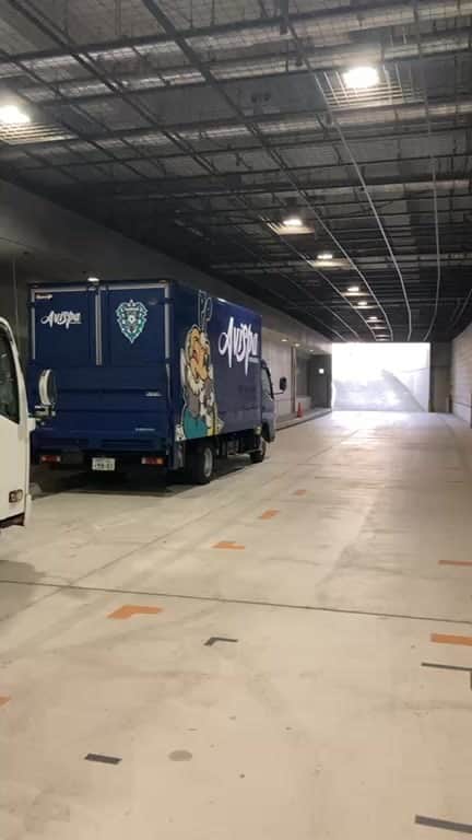 アビスパ福岡のインスタグラム：「チームバス到着シーンをお届けしました。  本日のFC東京戦、応援よろしくお願いします‼︎  🏆明治安田生命J1リーグ第26節🏆 #FC東京 🆚 #アビスパ福岡 📅9/3 ⏰19:00KO 🏟#味スタ  熱い応援よろしくお願いします🐝✨  アビスパ見るなら #DAZN📺 視聴はこちら！➡️prf.hn/click/camref:1101l39LF/creativeref:1011l20500  #avispa」