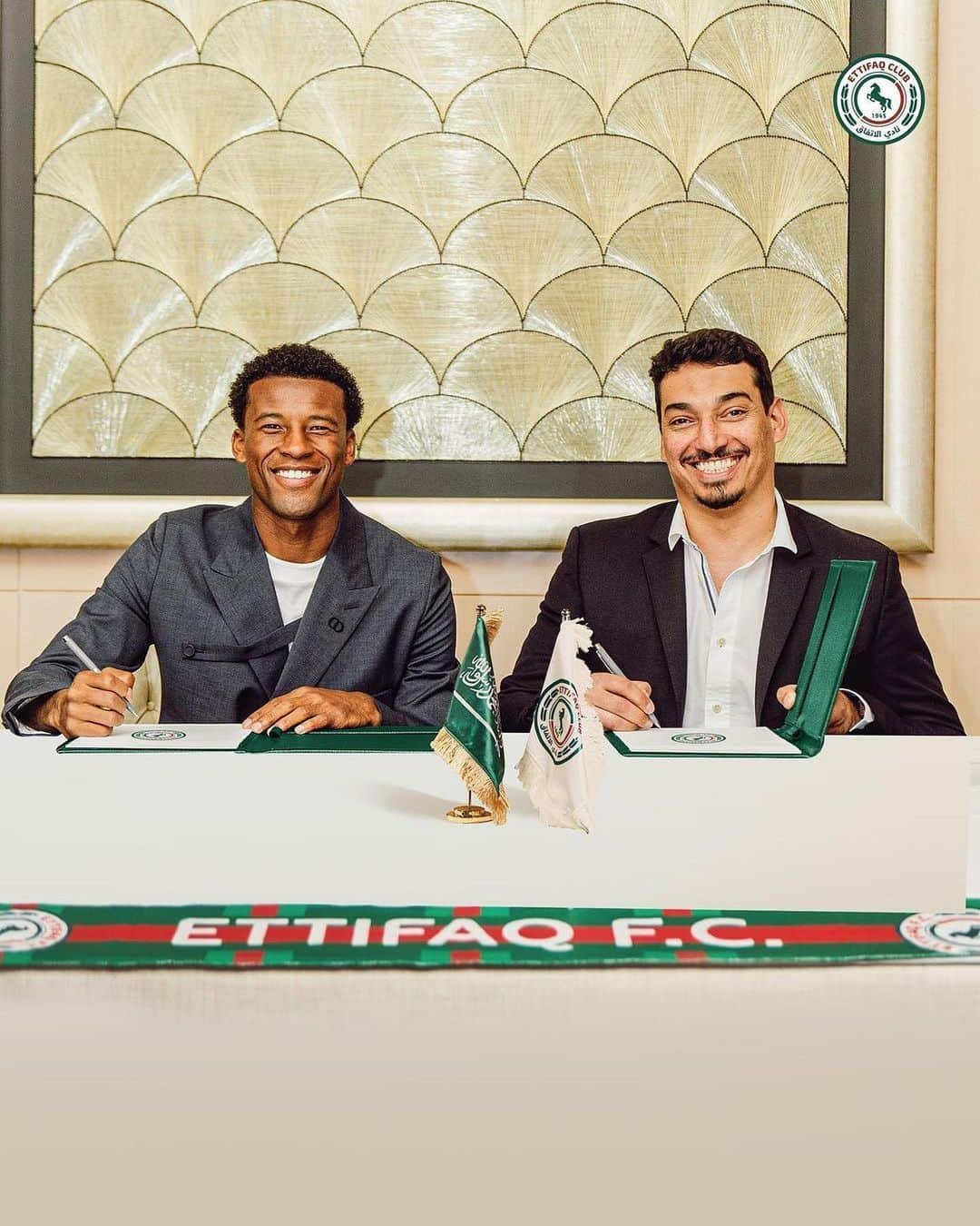 ジョルジニオ・ワイナルドゥムのインスタグラム：「Thrilled to start a new chapter in my career @ettifaq 🟢🔴」