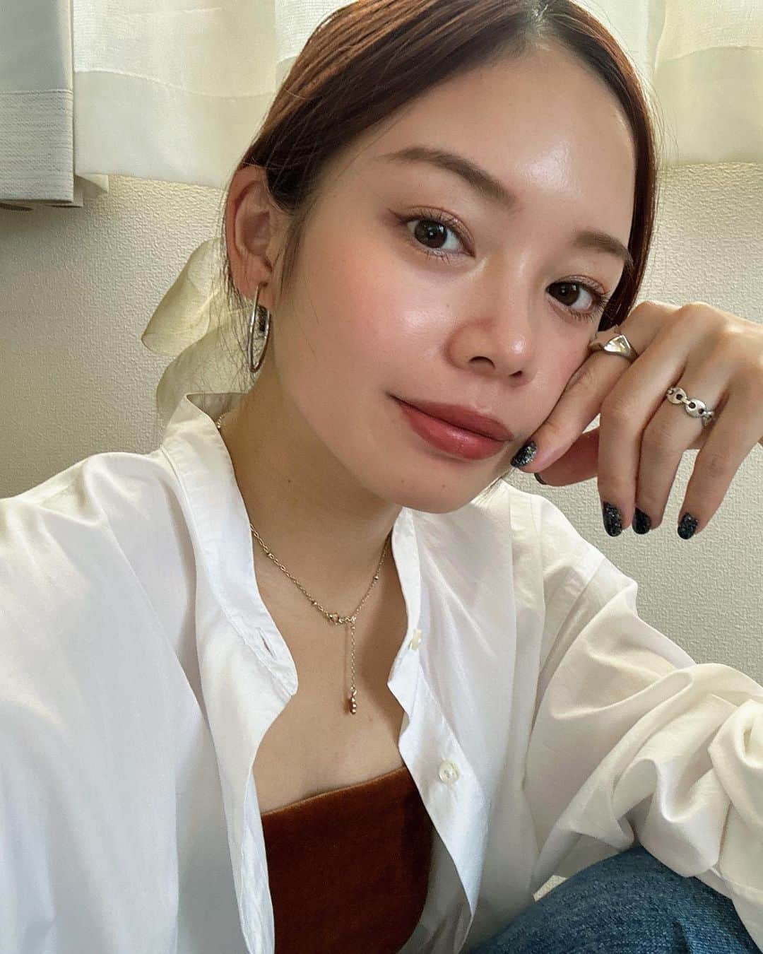 のインスタグラム：「🍂 秋メイク〜 ベージュブラウンベースで落ち着きあるけど、 よく見るとキラキラが見えるように✌🏻 リップもこっくりと🐿️  _ #make #makeup #ブラウンメイク #秋メイク #シャツきたけど暑い」
