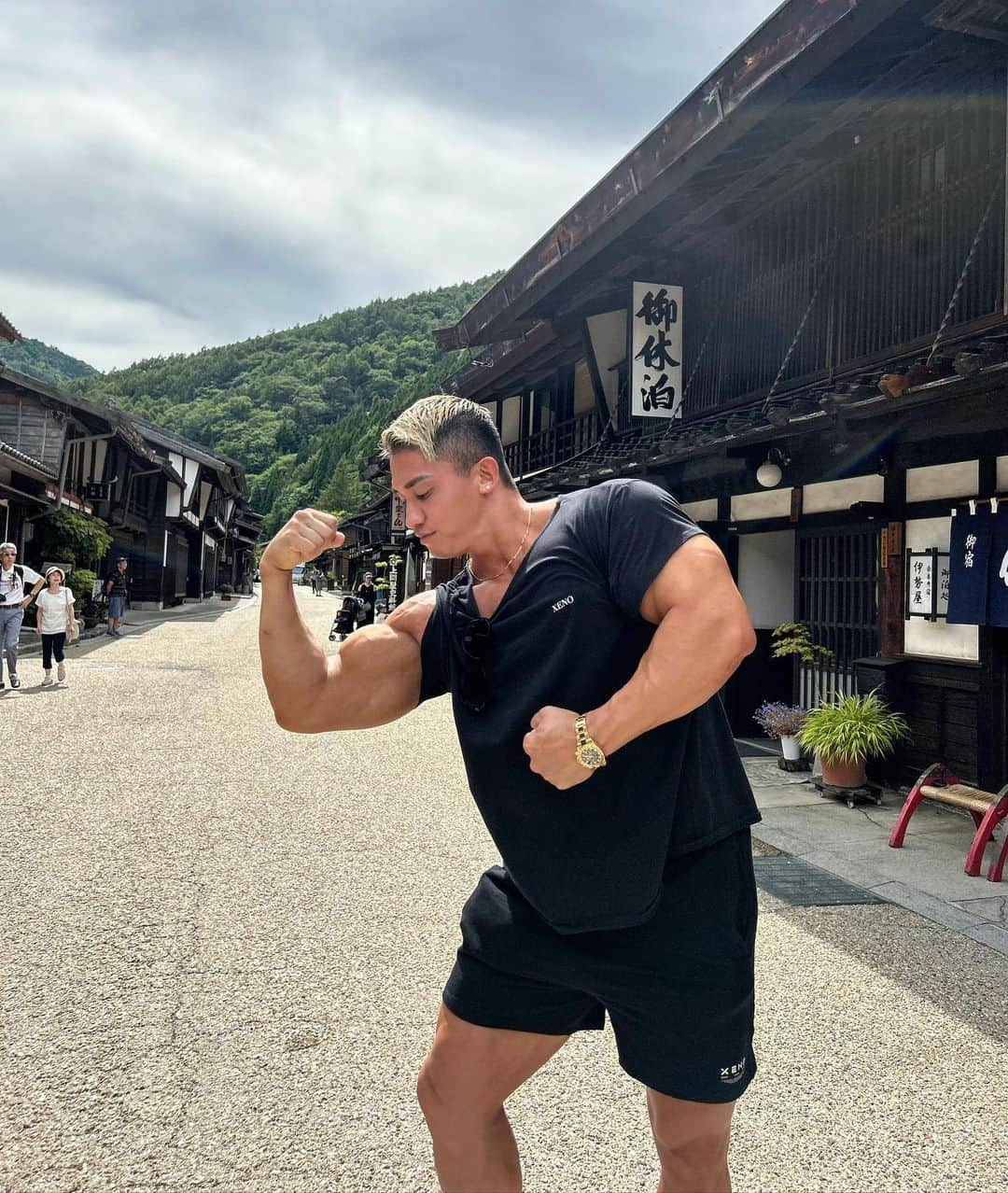 小池友仁さんのインスタグラム写真 - (小池友仁Instagram)「上裸は怒られそうだったから腕だけ💪笑  まだまだ行ったことない日本の素晴らしい名所沢山！  いつか制覇したい🔥  #奈良井宿  #ソーツカツ丼美味すぎ #盆地 #地元会津とそっくり」9月3日 17時13分 - jin.xeno