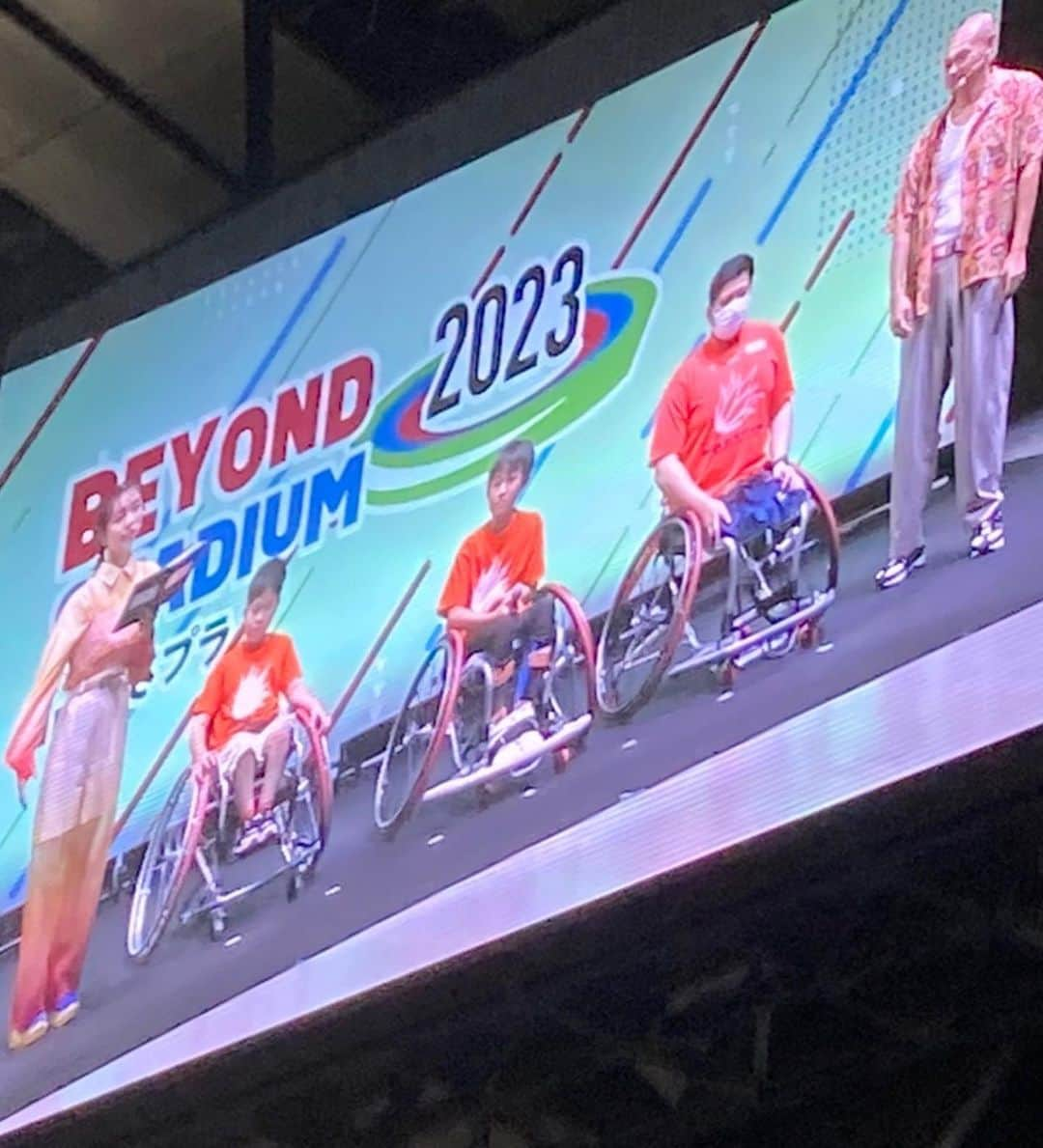 鈴木あきえさんのインスタグラム写真 - (鈴木あきえInstagram)「TOKYO パラスポーツ月間 『BEYOND STADIUM2023 in むさプラ』 に参加させていただきました⚽️🏀  #ブラインドサッカー や #車椅子バスケットボール  知れば知るほど奥深くて、 選手の皆さんそれぞれが とても美しくてかっこよくて、、  たくさん刺激とパワーをもらった1日でした❣️  ジュニア世代の選手のみなさんも 素晴らしかったです…✨  写真は ご一緒させていただいた あばれる君と☀️  福島出身、かつ同い年ということで、勝手に親近感でした😊  皆さん、ありがとうございました🍑  明日からまた1週間、頑張りましょう〜☀️☀️」9月3日 17時15分 - akiesuzuki0312