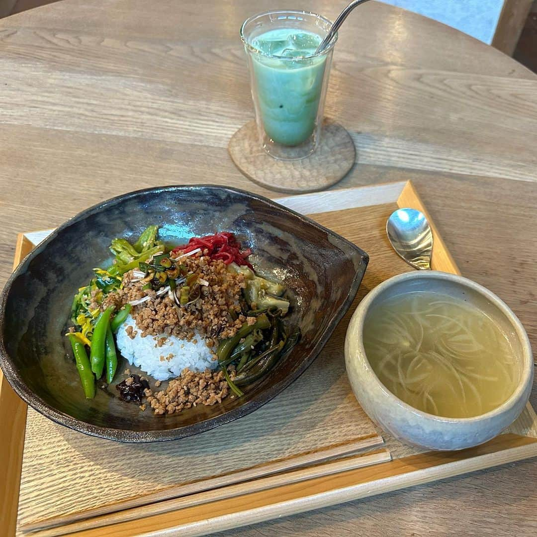 田中里依奈さんのインスタグラム写真 - (田中里依奈Instagram)「. 限定のビビンバが食べたくて♡ ２日続けてのsolさん🌞 めちゃくちゃ美味しかったーっ！！！ ビーツのRawケーキをテイクアウト☺︎ 白馬に帰って来ても、家の近くにオーガニックカフェがあるのが嬉しすぎる✨ あと、白馬村のオーガニック野菜直売所 「えいようフーズ」さんで、野菜がたくさん入荷してたからまた行ってきた♡ . #白馬村#hakubavalley #hakuba  #自然派喫茶sol #オーガニックカフェ #自然派カフェ#えいようフーズ #地産地消」9月3日 17時25分 - riina_tanaka