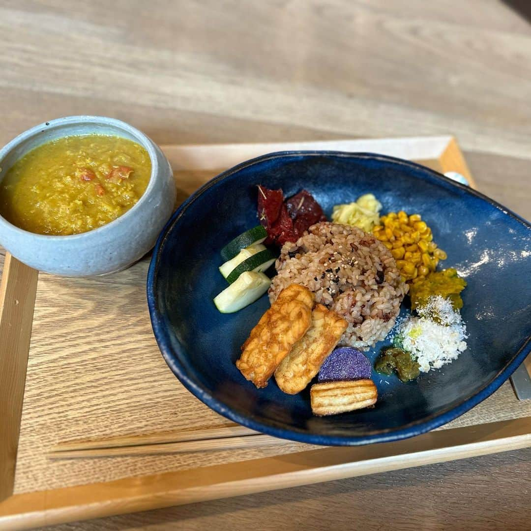 田中里依奈さんのインスタグラム写真 - (田中里依奈Instagram)「. 限定のビビンバが食べたくて♡ ２日続けてのsolさん🌞 めちゃくちゃ美味しかったーっ！！！ ビーツのRawケーキをテイクアウト☺︎ 白馬に帰って来ても、家の近くにオーガニックカフェがあるのが嬉しすぎる✨ あと、白馬村のオーガニック野菜直売所 「えいようフーズ」さんで、野菜がたくさん入荷してたからまた行ってきた♡ . #白馬村#hakubavalley #hakuba  #自然派喫茶sol #オーガニックカフェ #自然派カフェ#えいようフーズ #地産地消」9月3日 17時25分 - riina_tanaka