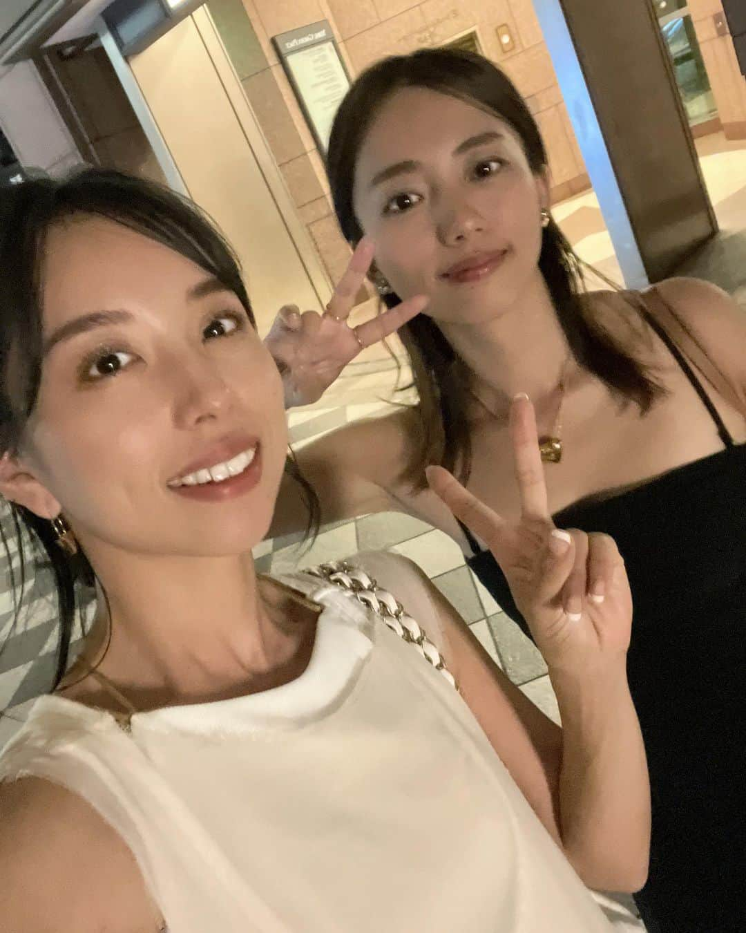 柏木亜季子さんのインスタグラム写真 - (柏木亜季子Instagram)「@yumi_fujikoso  アンバサダーでランチして プールしてマッサージして 夜はロブション😭 そしてKONANちゃんとこ🍾 1日ゆっくり過ごせて最高の誕生日でしたー♡ 日焼け気にして日焼け止め塗ってたけど お腹のところ水玉模様に焼けてて 笑かしてくれました。(盲点すぎるやろ) 来年はディズニープール必ず子供達にとってあげなきゃ！」9月3日 17時19分 - a_k_i824