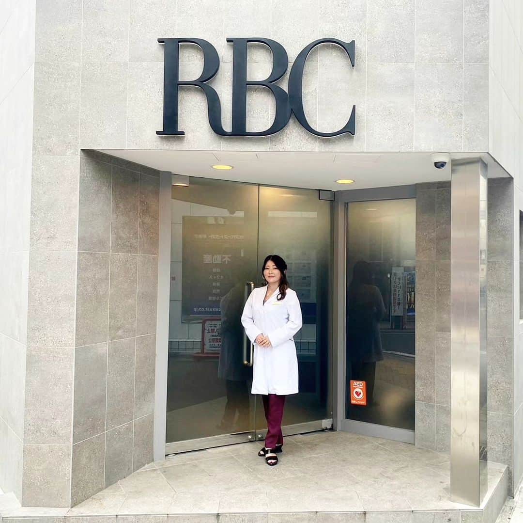 白石美緒のインスタグラム：「RBC　@rbc_0fficial  リアルビューティークリニック歌舞伎町院は、歌舞伎町1丁目。ゴジラのビルの裏の通り沿いにあります。  #美容皮膚科 #美容 #美肌 #アンチエイジング #ポテンツァ #ipl」