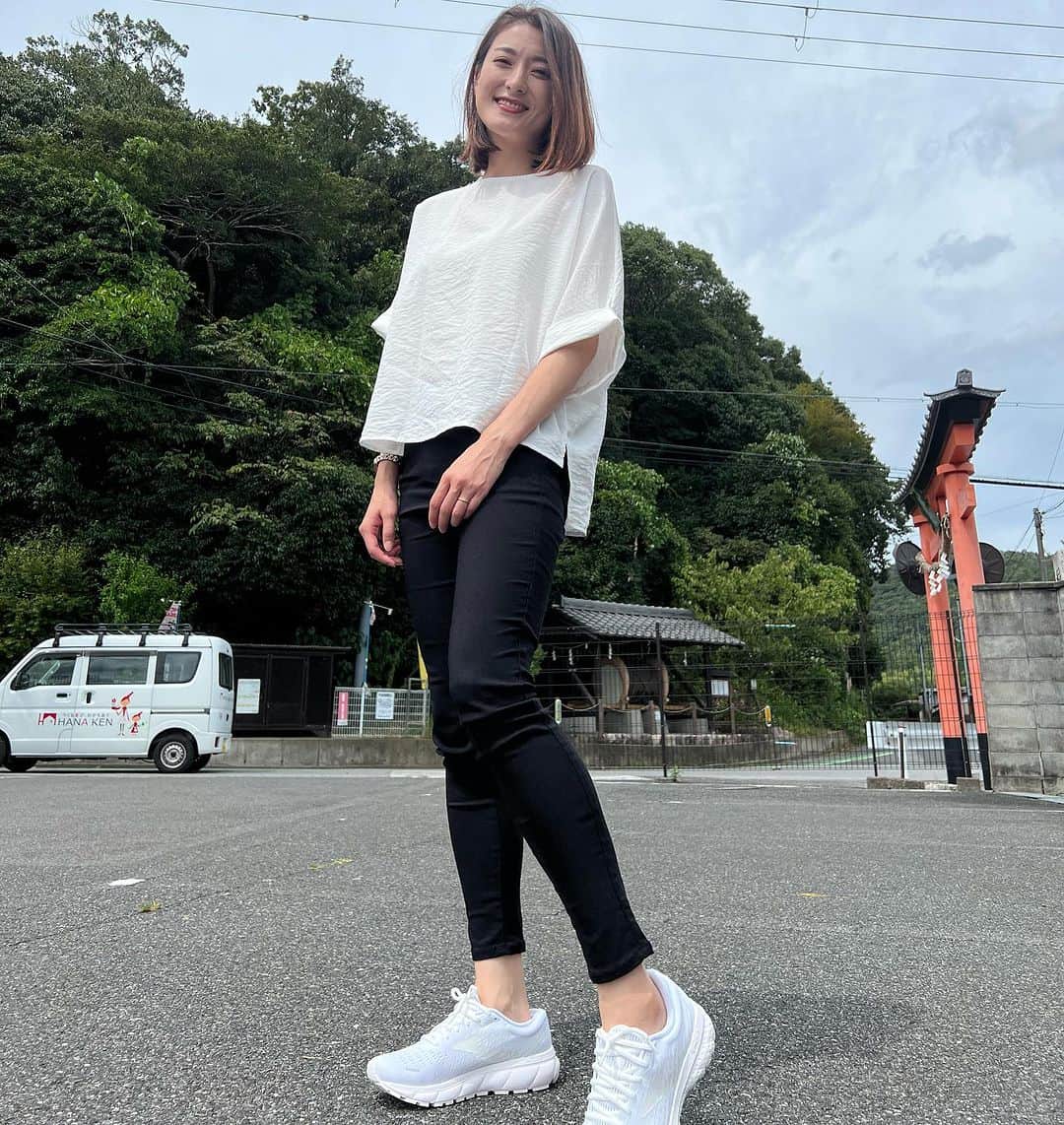 のインスタグラム：「． ． @osharewalker_officialsite のレギンスパンツ ストレッチ効いてて履きやすい😆  子どもと一緒に走り回れるよ😁  ウエストゴムで楽だし サイドとお尻にポケットついてるのも嬉しいポイント🙆‍♀️  丈選べる上にカラバリ豊富だから どんな格好にも合わせやすいよ🫶  #osharewalker#nOrLABEL#レギンスパンツ #ママコーデ#ママファッション#子育て#PR #ファッション#fashion#パンツ#pants #パンツスタイル」