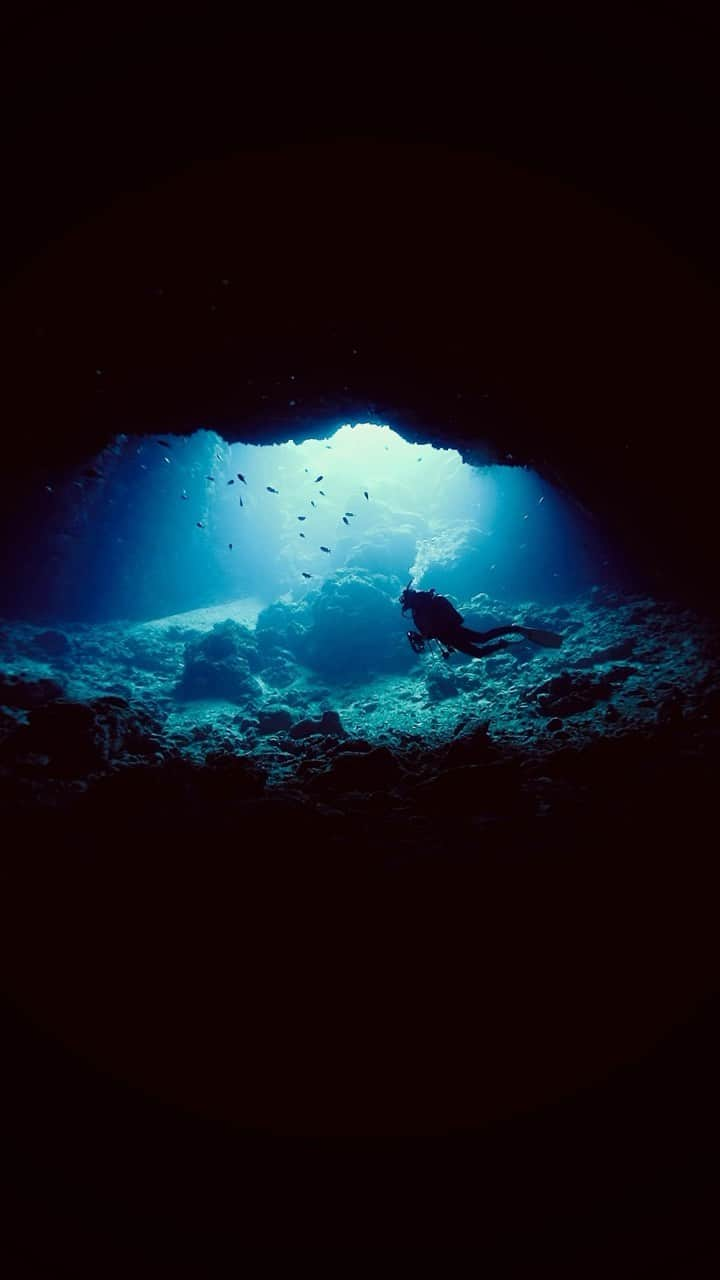 H I R O M I M O R I Y Aのインスタグラム：「We love the earth🌏💙  海って美しい世界だね💙  #earth #diving #ocean #divinglife #underwater #uwphotographers #reels」