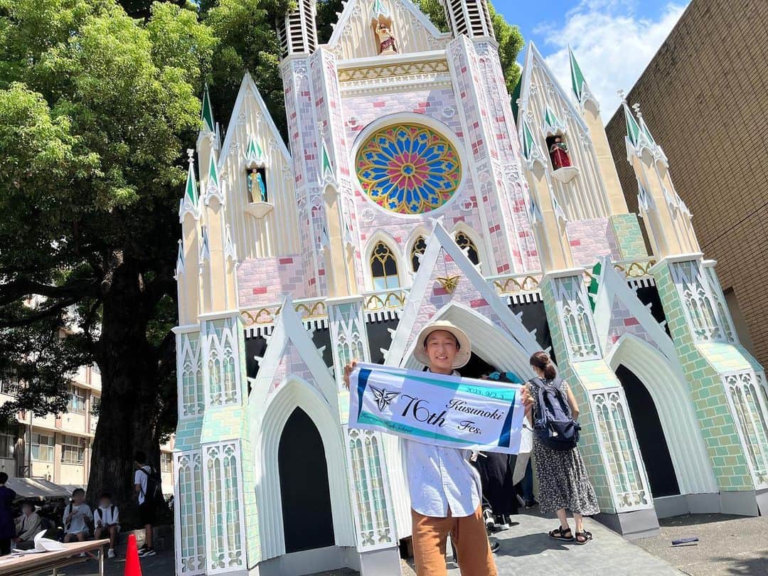 トテンのインスタグラム：「たいぽんとバスに乗り、くすのき祭に行ってきました🚌  校内に入るとすぐ現れる手作りの門の完成度がすごーい！👏🏻  初めてウォーターボーイズも見られて、たくさん遊んで、 たいぽんが事前にネットを見て欲しがっていたフェイスタオルは最後の一枚で、  あっつかったけど楽しい思い出またひとつ作らせていただきました☺️  暑すぎて汗が止まらず半日でクタクタで、帰りの冷房ガンガンに効いたバスを一生降りたくないと思いました😂」