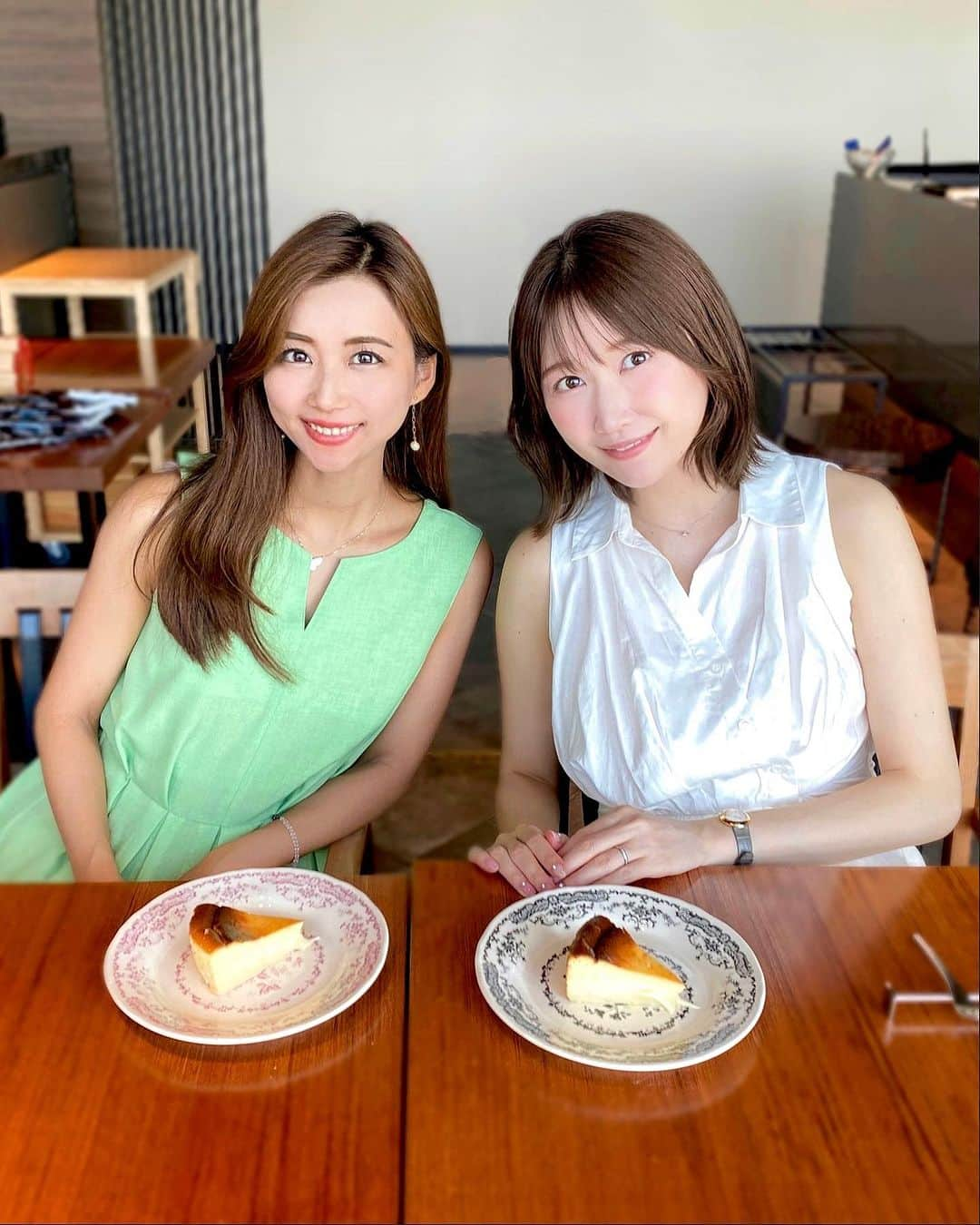 浦野一美のインスタグラム：「#lunch   46階からみなとみらいを一望できる 天空レストラン THE YOKOHAMA BAY にてランチ‎𓌉◯𓇋  この素敵な景色を眺める為に予約してみましたが、 お料理も美味しかった♡  私は知らなかったけど、 さやかちゃんはここのシェフの名前を見るなり ハッとして、 デザートは必ずバスチーだと教えてくれました✧︎  シェフはパリ生まれで、 スペインミシュラン3ツ星レストランの ヘッドシェフを務めた Jérôme Quilbeuf（ジェローム・キルボフ）さん。  銀座にショップを構える 人気のジェローム チーズケーキが ランチのセットに選べます🍽 この、トロトロバスチーが最高でした·͜·✌︎´-  スペインのバルセロナにある 人気グルメピザレストラン｢NONNA MARIA」が メニュー提供をしているという事で、 ピザも美味しかったですよ♡  内装もお洒落なので、 一日を通して ラグジュアリーな雰囲気を楽しめますᵕ̈*  ⋆┈┈┈┈┈┈┈┈┈┈┈┈┈┈┈⋆ THE YOKOHAMA BAY 📍横浜市中区北仲通５－57－2　 ザ・タワー横浜北仲46F  🚉馬車道駅直結 ①「BREAKFAST」 7:00～10:00(L.O 9:30) ②「LUNCH　menu created by NONNA MARIA Barcelona」 11:00～15:00(L.O 14:30) ③「THE BAR」 17:00～22:00（L.O 21:30） ⋆┈┈┈┈┈┈┈┈┈┈┈┈┈┈┈⋆  #北仲ブリックアンドホワイト #theyokohamabay #オークウッドスイーツ横浜  #みなとみらいグルメ #絶景レストラン #ランチ #横浜デート #横浜レストラン #横浜ランチ #みなとみらいランチ #夜景」