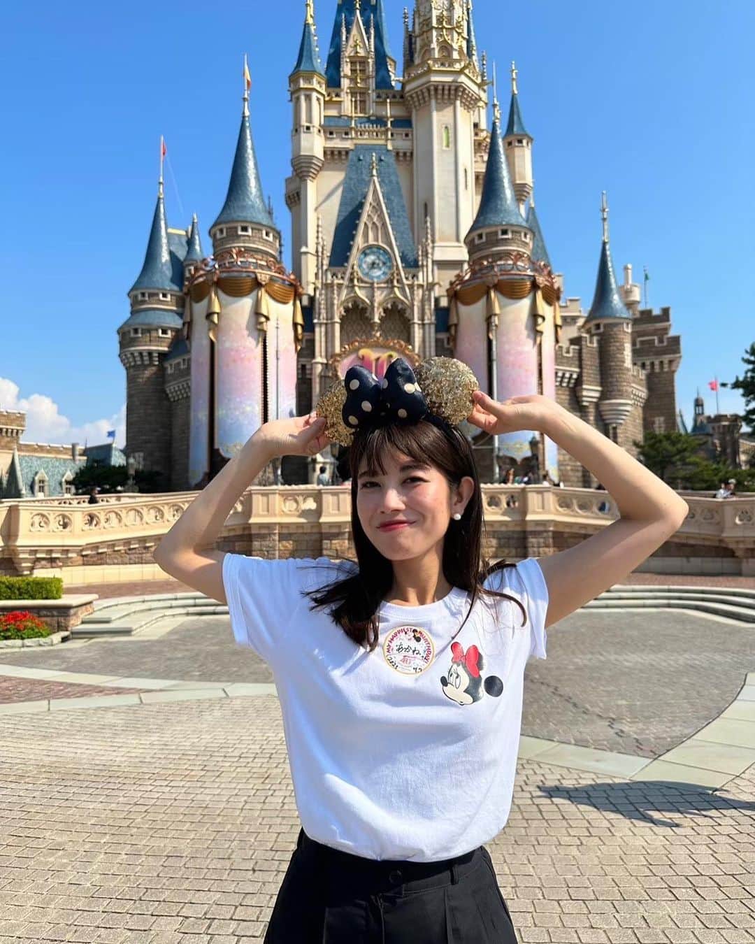 梅山茜のインスタグラム：「. ＊時差投稿part3＊ . ディズニーの想い出振り返り投稿おしまい🐭💓 めっちゃ暑い日だったけど楽しかったなあ〜🌞 . #ディズニーランド#東京ディズニーランド #ディズニー#ミッキー#ミッキーマウス #シンデレラ城#シンデレラ城前」