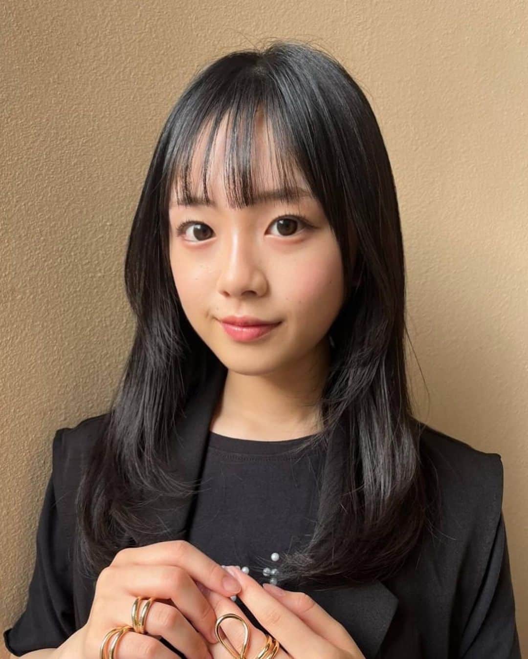 ひまひまチャンネルのインスタグラム：「🫶🏻🫶🏻🫶🏻  ずーっとやってみたかったレイヤーカット！ ついにやってしまった🥹❤️‍🔥  嬉しすぎるー！ いつもヘアセットもわくわくなの笑   #PR  #ひまひまチャンネル #ROENA #ロエナ #原宿美容室 #レイヤーの神」