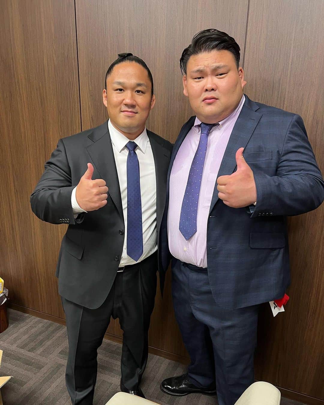 石浦将勝のインスタグラム：「中学、高校、大学、大相撲と家族より長い時間を過ごしてきた友の断髪式が4年越しに実現しました！ 山口は宮城野部屋コーチとして一緒に部屋を支えていきます。 これからも一緒に頑張っていこう🔥」