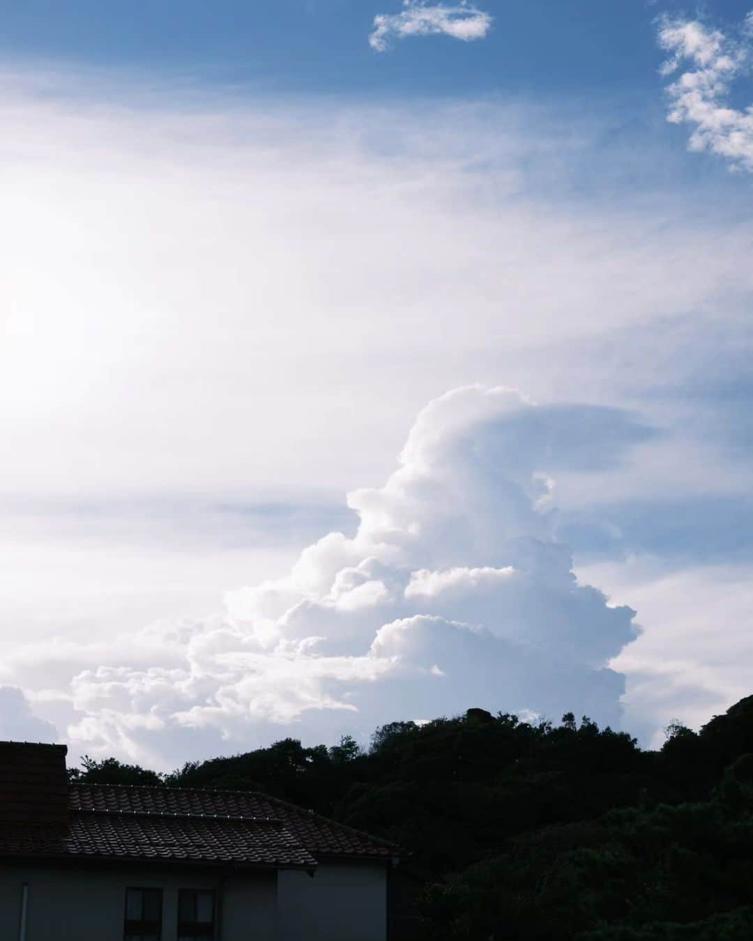 あれれんのインスタグラム：「最高☁ #カメラ#カメラ女子#ミラーレス#富士フィルム#フジフィルム#写真好きな人と繋がりたい#写真撮ってる人と繋がりたい#フィルムシュミレーション#クラシックネガ#ポートレート#ポートレート女子#ポトレ#ポートレートしま専科#ポートレート撮影#夏#入道雲#instagood#instagramjapan#camera#team_jp_東#team_jp_#ig_photo#ig_photooftheday#phototag_it#portrait#fujifilm#gfx50sii#gf80mmf17」