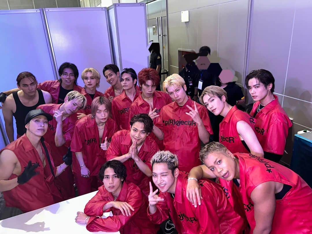 のインスタグラム：「Thank you Thailand🇹🇭✨  16members🔴 #THERAMPAGE」