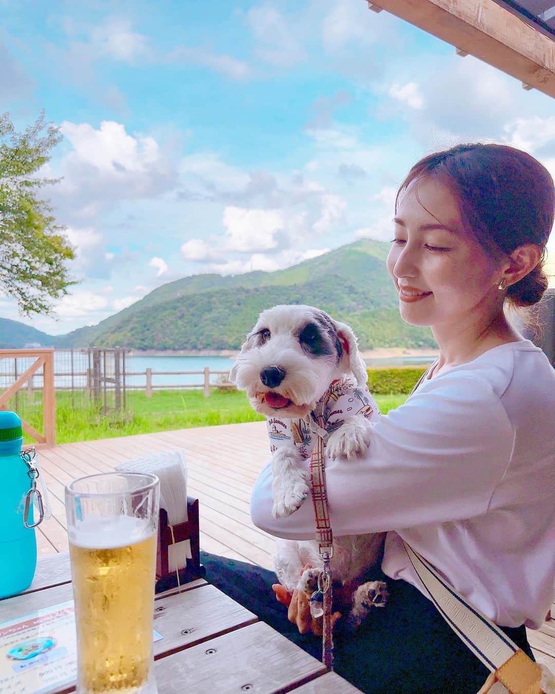 有村実樹さんのインスタグラム写真 - (有村実樹Instagram)「🐶 絵みたいな写真が撮れた☺️  ふらっと家族でお出かけしたら思いがけず素敵なスポットを見つけました。 湖畔でノンアルで一休み。  ⁡ イリスは8月で１１歳になりましたよ。 健康面で心配なこともちょこちょこ出てきたけど、まだまだ元気です🐶✨ ⁡ ⁡ ⁡ ⁡ #家族の時間 #イリス #シーリハムテリア #sealyhamterrier  #繁殖引退犬 #宮ヶ瀬湖」9月3日 17時39分 - arimura_miki