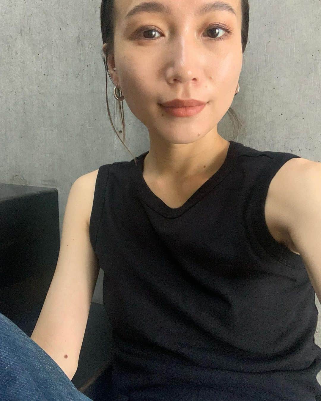 鎌田安里紗のインスタグラム：「長年着てるタンクとデニム @peopletreejp @peopletreeuk ❤️‍🔥」