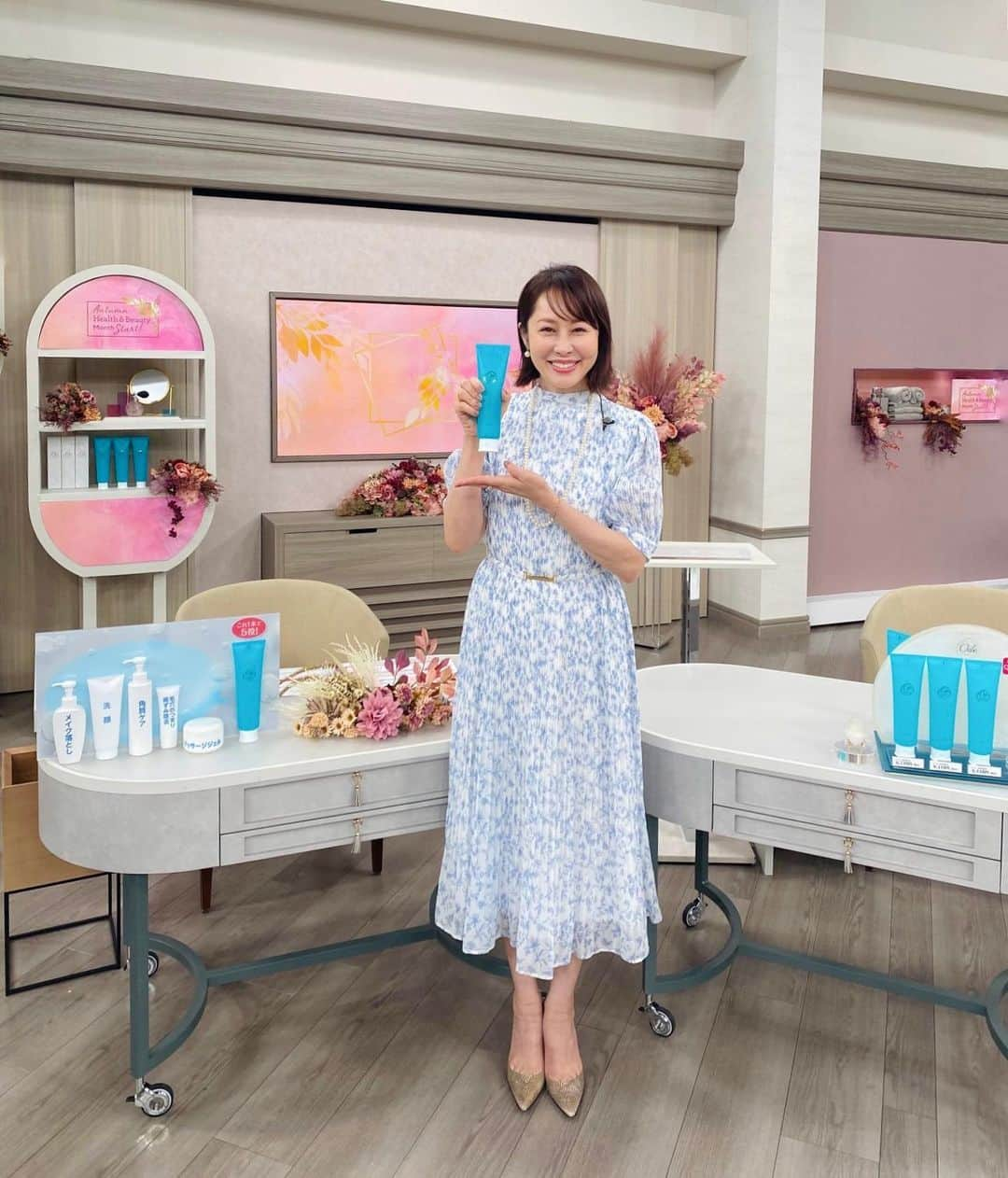 藤井美加子のインスタグラム：「✴︎ 9/2 QVC 生放送2本14:00〜20:00〜。 ご視聴応援ありがとうございました🕊️ 気がつけばスタジオに11時間いました。  素敵なお衣装をご用意いただき 丁寧にヘアーメイクしていただきました♡  お買い上げいただいた皆さま。クレンジングやマッサージを楽しみながら透明感ある美肌を目指してまいりましょう。 これからもよろしくお願いいたします。  心からの感謝を込めて🩵  #QVC #アルマード #卵殻膜 #オーディ #クレンジンジェル #美肌食マイスター #美肌エキスパート #三木美加子 #ありがとうございました」