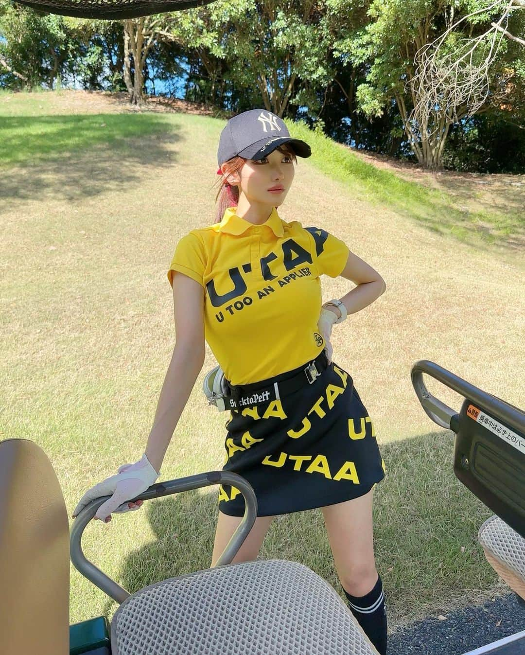 MAYUさんのインスタグラム写真 - (MAYUInstagram)「. 暑かった〜⛳️❤️‍🔥❤️‍🔥 ドライバーの調子が良くて嬉しい🏌️‍♀️💫 . 黄色×黒の組み合わせのウェア 鮮やかでかっこよくて好き！🐝💛 ウェアは @utaagolf  帽子と靴下は @mlbkorea  . ラウンド中気付いたらお水４本飲みほしてたっ それでも足りないくらいだったよ〜🥺 . . #ゴルフ女子#ゴルフ#ゴルフウェア#ゴルフコーデ#ユタゴルフ#ペルトゴルフ#pgm南市原ゴルフクラブ#千葉#golf#golflife#golfaddict#golfclub#golfcourse#golfday#utaa#utaagolf#peltgolf#mlb#mlbkorea#유타#유타골프#유타골프웨어#골프#골프스윙#골프패션#골프웨어#일본」9月3日 17時46分 - mayu.kina_golf