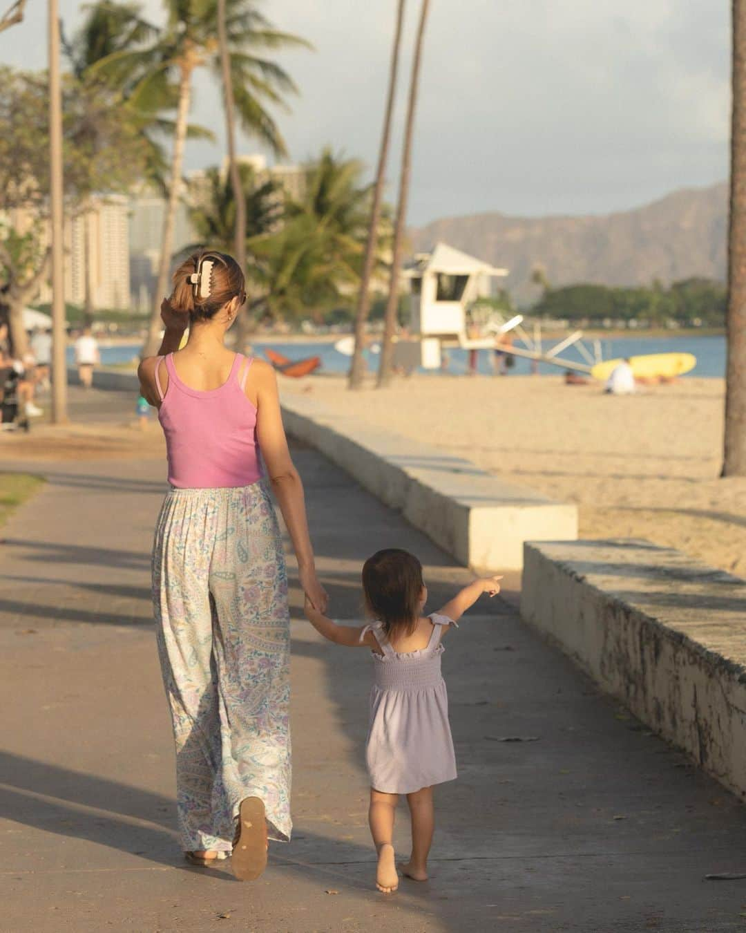 吉川ひなののインスタグラム：「⛰️🌴🐬🌈  #ベビ子HawaiiLife🧚🏻‍♀️」