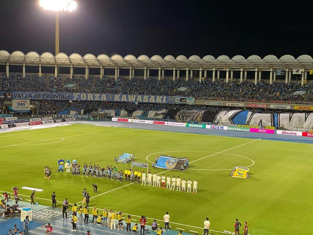 藤本真未さんのインスタグラム写真 - (藤本真未Instagram)「* 2023明治安田生命J1リーグ 第25節⚽️ 川崎フロンターレ vs 北海道コンサドーレ札幌 📍等々力陸上競技場 * 先日、ここちゃん @coco.kana1227 @salon_de_cocoroism.ginza  に誘ってもらって、観戦してきました😊❤️🖤 楽しい時間をありがとう〜💓 * ナイトゲームの雰囲気好き！！ スタジアムの照明に照らされた芝生も綺麗だし🏟✨ 日中の暑さも和らいで🌞過ごしやすい…🤍 * 試合は2-2🤝 試合展開も面白くて、あっという間の90分でした📣 * バスケのW杯も盛り上がっていますが🏀⛹️‍♀️ スポーツって本当に良いですね〜🥺✊ * #J1リーグ #Jリーグ #サッカー #⚽️ #北海道コンサドーレ札幌 #川崎フロンターレ #等々力陸上競技場 #コンサドーレ #フロンターレ #サッカー観戦 #スポーツ観戦」9月3日 17時55分 - manamifujimoto108