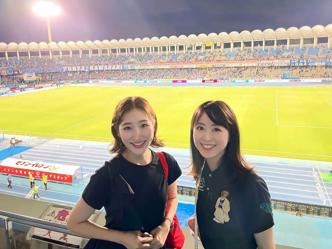 藤本真未のインスタグラム：「* 2023明治安田生命J1リーグ 第25節⚽️ 川崎フロンターレ vs 北海道コンサドーレ札幌 📍等々力陸上競技場 * 先日、ここちゃん @coco.kana1227 @salon_de_cocoroism.ginza  に誘ってもらって、観戦してきました😊❤️🖤 楽しい時間をありがとう〜💓 * ナイトゲームの雰囲気好き！！ スタジアムの照明に照らされた芝生も綺麗だし🏟✨ 日中の暑さも和らいで🌞過ごしやすい…🤍 * 試合は2-2🤝 試合展開も面白くて、あっという間の90分でした📣 * バスケのW杯も盛り上がっていますが🏀⛹️‍♀️ スポーツって本当に良いですね〜🥺✊ * #J1リーグ #Jリーグ #サッカー #⚽️ #北海道コンサドーレ札幌 #川崎フロンターレ #等々力陸上競技場 #コンサドーレ #フロンターレ #サッカー観戦 #スポーツ観戦」