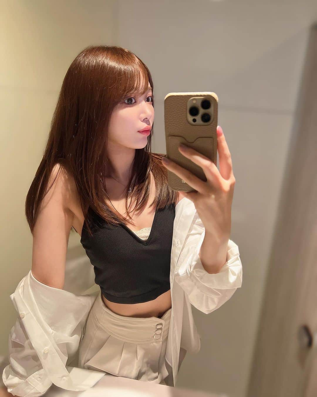 伊藤弥鈴のインスタグラム：「ヘアケアについて🌼 サロンで綺麗にしてもらった髪を保てるように、 ホームケアも頑張ってます😤  使っているヘアケア商品聞かれることがあるので愛用中のアイテムを紹介🌼  ⭐️シャンプー(ノンシリコン)  「BYKARTE」 ノンシリコンて洗い上がりがきしきししちゃったり、指通りが気になって苦手だったんだけど、 これはノンシリコンとは思えないほど指通り滑らかになるからおすすめ♡  ちょっと高めだから、もう少しリーズブルなラインだと、Care meっていうノンシリコンシャンプー、コンディショナーもおすすめです♪  ⭐️オイル(洗い流さないトリートメント)  「L'ORÉAL PARIS」 寝る前につけるヘアオイルは、いろんなブランドのものを使ってきたけど、やっぱりこれが1番髪が喜んでた♡ しっとりツヤツヤさらさらな髪になります^^  あとは枕カバーをシルクのものにするか、シルクのナイトキャップは必須🌃  髪が綺麗になると年齢も若く見えるし ヘアケア大事だよね🥰  #ホーユー#hoyu#BYKARTE#careme#ロレアルパリ#ヘアケア#ヘアオイル#おすすめノンシリコンシャンプー」