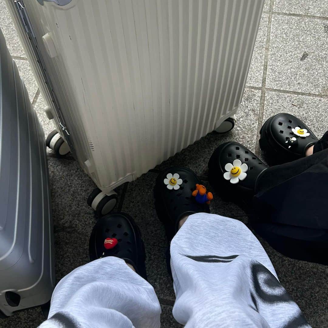 すずのインスタグラム：「クロックスの質問たくさんあったんだけど 弘大にあるチャカン靴で買いました🎶 クロックスについとる飾りは　@wigglewiggle.official 💕」