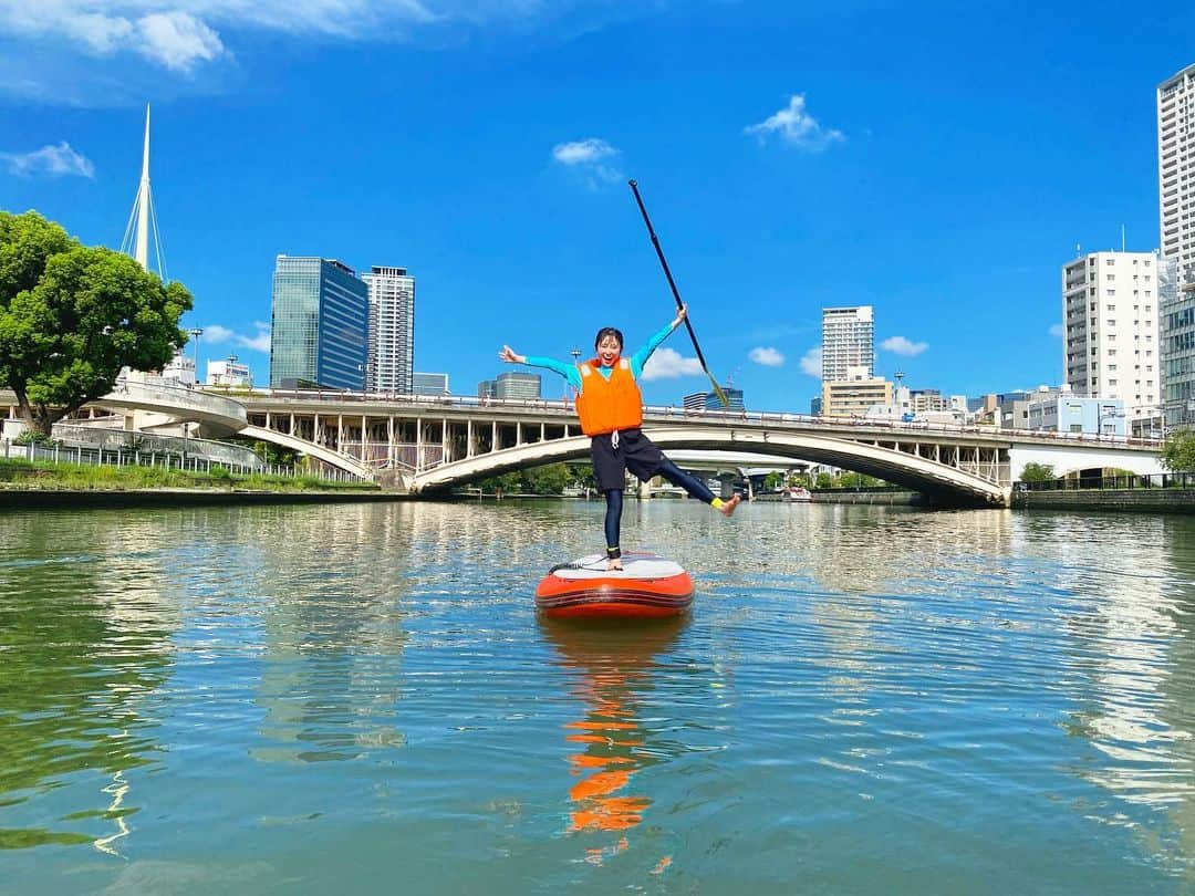 佐藤佳奈のインスタグラム：「先週から始まった中継コーナー☀️  初回は中之島周辺でSUPに挑戦してきました！　 朝活最高に気持ち良かったなぁ☺️✨  今後もどこに行けるのか楽しみです！  #すまたん #スポット中継 #SUP #中之島」