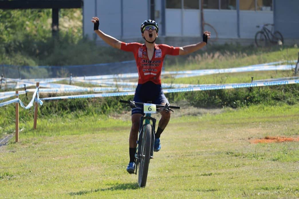 沢田時のインスタグラム：「Coupe du Japon 白馬岩岳XCO🥇  高地トレーニングが翼をくれました🪽 自己最高のコンディションです。  暑い中でも完璧なサポートをしてくれたチームと沢山の応援、MTBの聖地岩岳に素晴らしいXCOコースを準備してくれた大会関係者の方々に心から感謝します✨  ありがとうございました‼️  #宇都宮ブリッツェン #白馬 #岩岳 #岩岳mtbパーク」