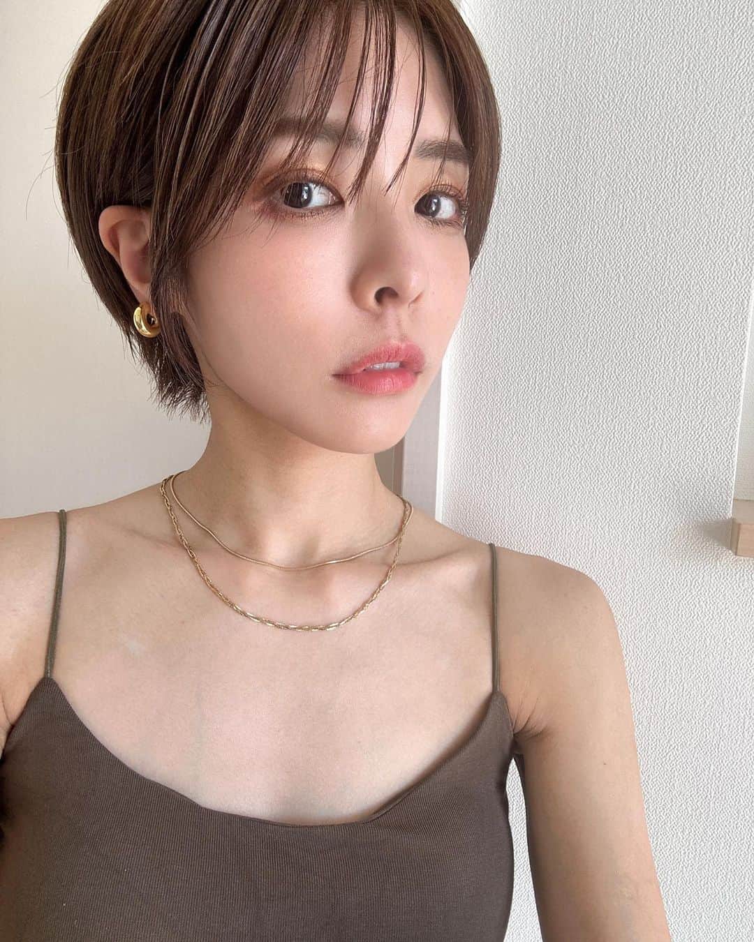 mocchiのインスタグラム：「東京中央美容外科名古屋栄院(@tcb_nagoyasakae)でTCB式小顔美肌再生を受けてから1週間が経ちました！  腫れとむくみもほぼ引いて、めちゃくちゃフェイスラインがスッキリ😳 輪郭が全然違うことに衝撃。  まだ少しむくみがあるから、さらにキュッとするのかと思うと楽しみーーー🤍  担当は、金澤先生 @tcb_kanazawa 😊  本当にやって良かった✨  #東京中央美容外科#名古屋#糸リフト#小顔整形#TCB式小顔美肌再生」
