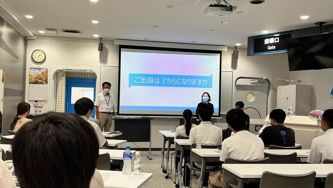 東京観光専門学校さんのインスタグラム写真 - (東京観光専門学校Instagram)「こんにちは。エアライン学科です！ 本日のオープンキャンパスでは「卒業生へのインタビュー」を学びました。 実際に現場で働いている卒業生が来校し、様々な質問に答えてくださいました。 次回のオープンキャンパスは9月10日（日曜日）「機内・空港アナウンス講座」 皆様のお越しをお待ちしております。 一緒に夢を叶えましょう！！   #東京観光専門学校  #エアライン  #エアポート  #グランドハンドリング  #グランドスタッフ  #キャビンアテンダント  #航空業界  #航空業界で働きたい   #飛行機  #飛行機大好き  #航空業界を目指している人とつながりたい」9月3日 18時08分 - tokan_1967