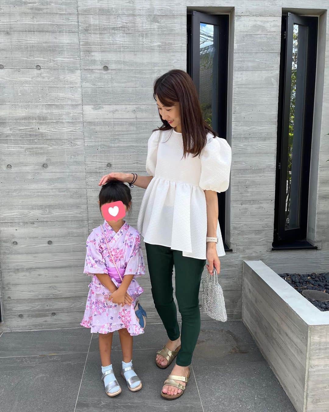 吉田早織のインスタグラム：「・ 秋祭りへ🍂🏮 ⁡ ⁡ まだまだ暑いけどパンツの色をカーキにして秋を少し意識☺️ ⁡ ⁡ @osharewalker_officialsite n’OrLABELの“NEWフレキシンストレッチレギパン”  ウエストゴムでストレッチが効いてるのでとっても楽で動きやすいです👏 ⁡ サイズや色が豊富で、レングスも選べました✨ ⁡ ⁡ 定番ブラックも欲しいかも…🫢 ⁡ ⁡ ⁡ ⁡ ⁡ #osharewalker#nOrLABEL #レギンスパンツ#PR #ママコーデ #158 #158cm」