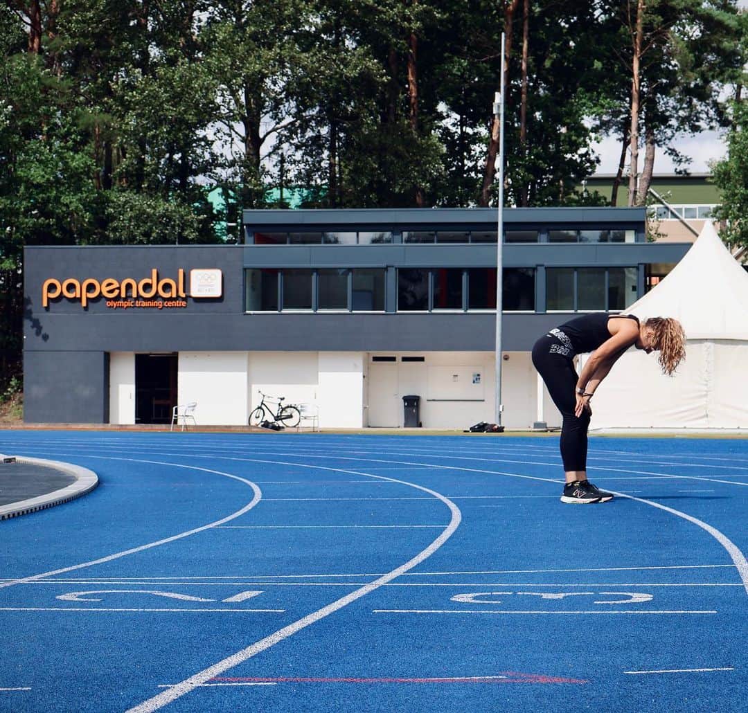 ラウラ・デ・ウィットのインスタグラム：「Season 2023 has officially come to an end, as has my time at Papendal. Next season I will go on a different adventure. Lots of lessons are leant and I’m grateful for the last years. Big thanks to my teammates @toomuchsugar400 and coaches @bpbram and @laurentmeuwly ❤️ On to a new chapter, but first: OFF SEASON 🍕🥂👙🐚☀️」
