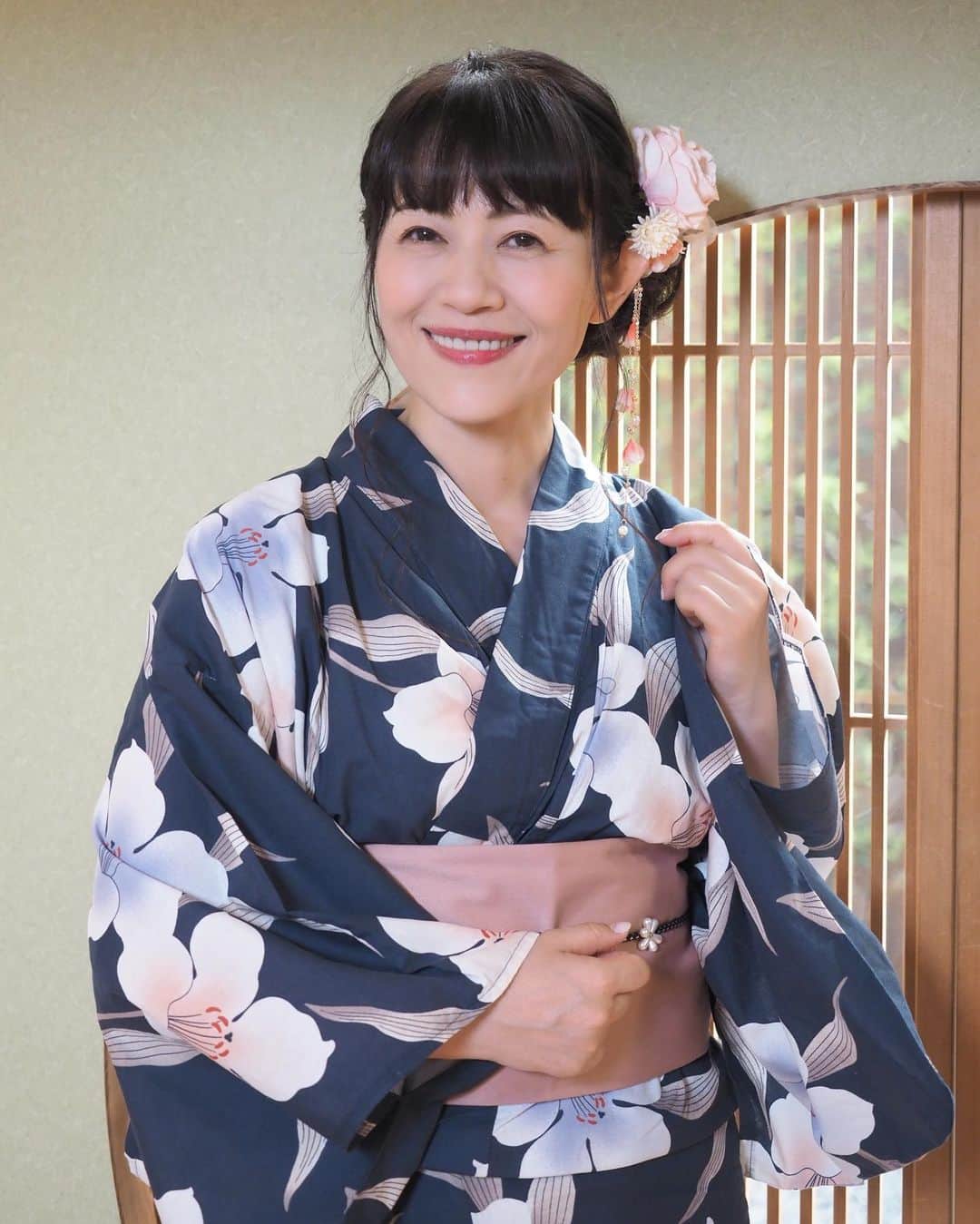 うちやえゆかさんのインスタグラム写真 - (うちやえゆかInstagram)「2023年夏の思い出『納涼☆わいわい浴衣撮影会』の② 「撮影会、来てみたい！」とご参加くださった皆様、とっても暑い日のご参加、本当にありがとうございました。 楽しくて良い夏の思い出となりました🍧   撮影：まんさん まんさんは「プリキュアやマイメロの歌を聞きながら、うちやえさんを撮りたいと思ってた」 という尊いお方✨歌のステージ以外にもこうしてご参加いただけたこと、嬉しかったです。   そしてこの秋、まいちゃんのバンド #昭和とらいあんぐる さんの関西ツアーに、私も連れていっていただいちゃいます！ 京都、大阪とゲストで出演☆詳細はプロフィール欄の 🔗 lit.link/yukauchiyae  より詳細をご覧くださいね。ぜひ～♪   #いまのまい #うちやえゆか #平地レイ #木ノ下ゆり #菜苗 #浴衣 #お弁当 #アイス #楽しい #古民家 #うちわ #撮影会 #笑顔 #わいわい #夏 #納涼 #2023 #昭和とらいあんぐる #関西ツアー #京都 #大阪」9月3日 18時03分 - yukauchiyae