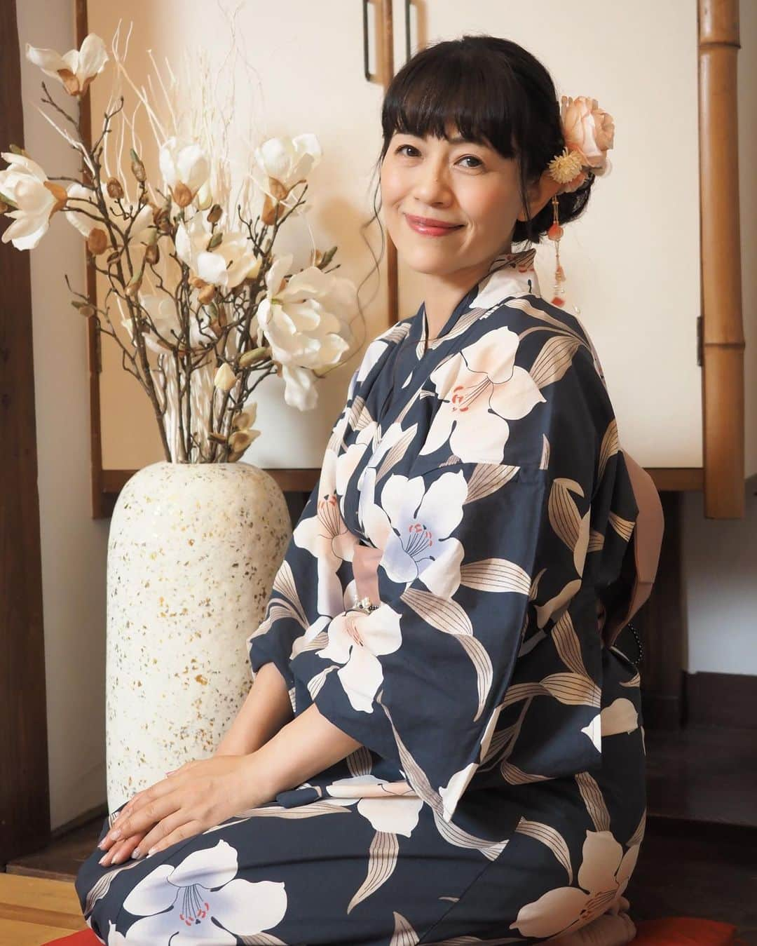 うちやえゆかさんのインスタグラム写真 - (うちやえゆかInstagram)「2023年夏の思い出『納涼☆わいわい浴衣撮影会』の② 「撮影会、来てみたい！」とご参加くださった皆様、とっても暑い日のご参加、本当にありがとうございました。 楽しくて良い夏の思い出となりました🍧   撮影：まんさん まんさんは「プリキュアやマイメロの歌を聞きながら、うちやえさんを撮りたいと思ってた」 という尊いお方✨歌のステージ以外にもこうしてご参加いただけたこと、嬉しかったです。   そしてこの秋、まいちゃんのバンド #昭和とらいあんぐる さんの関西ツアーに、私も連れていっていただいちゃいます！ 京都、大阪とゲストで出演☆詳細はプロフィール欄の 🔗 lit.link/yukauchiyae  より詳細をご覧くださいね。ぜひ～♪   #いまのまい #うちやえゆか #平地レイ #木ノ下ゆり #菜苗 #浴衣 #お弁当 #アイス #楽しい #古民家 #うちわ #撮影会 #笑顔 #わいわい #夏 #納涼 #2023 #昭和とらいあんぐる #関西ツアー #京都 #大阪」9月3日 18時03分 - yukauchiyae